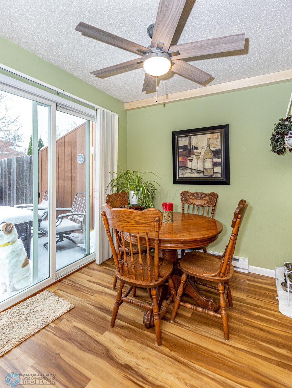 (10) Dining Area