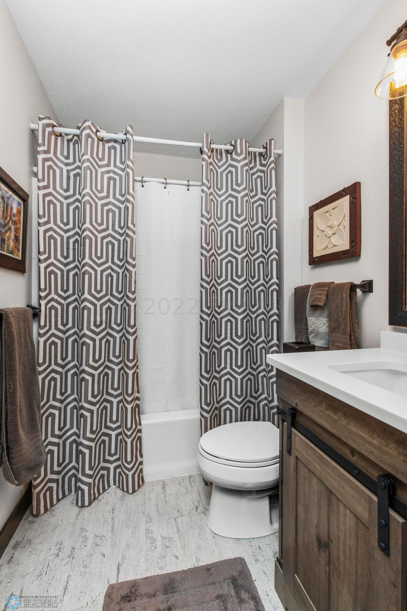 2nd floor full bathroom