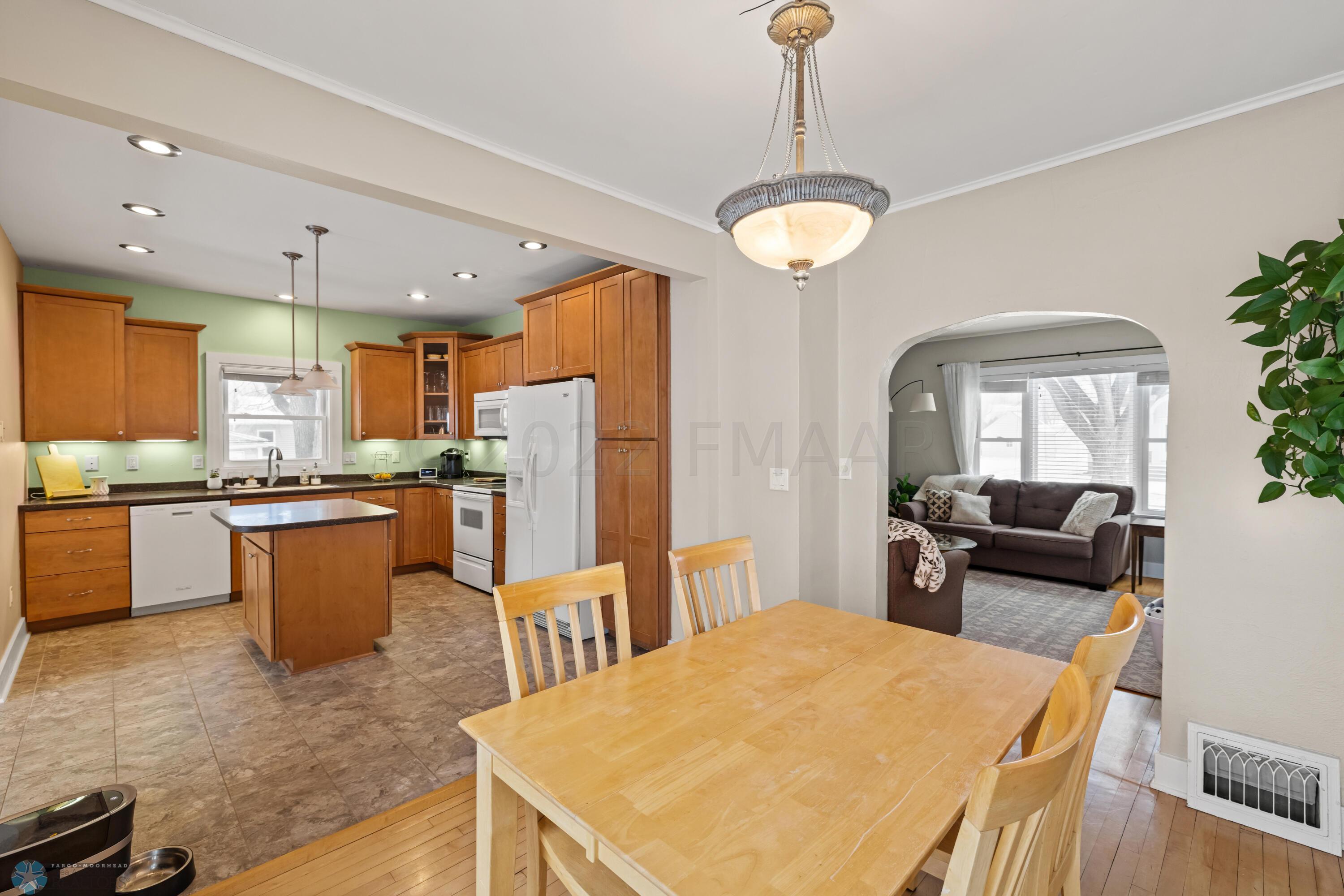 Amdak_458-Elmwood-Ave-S_21