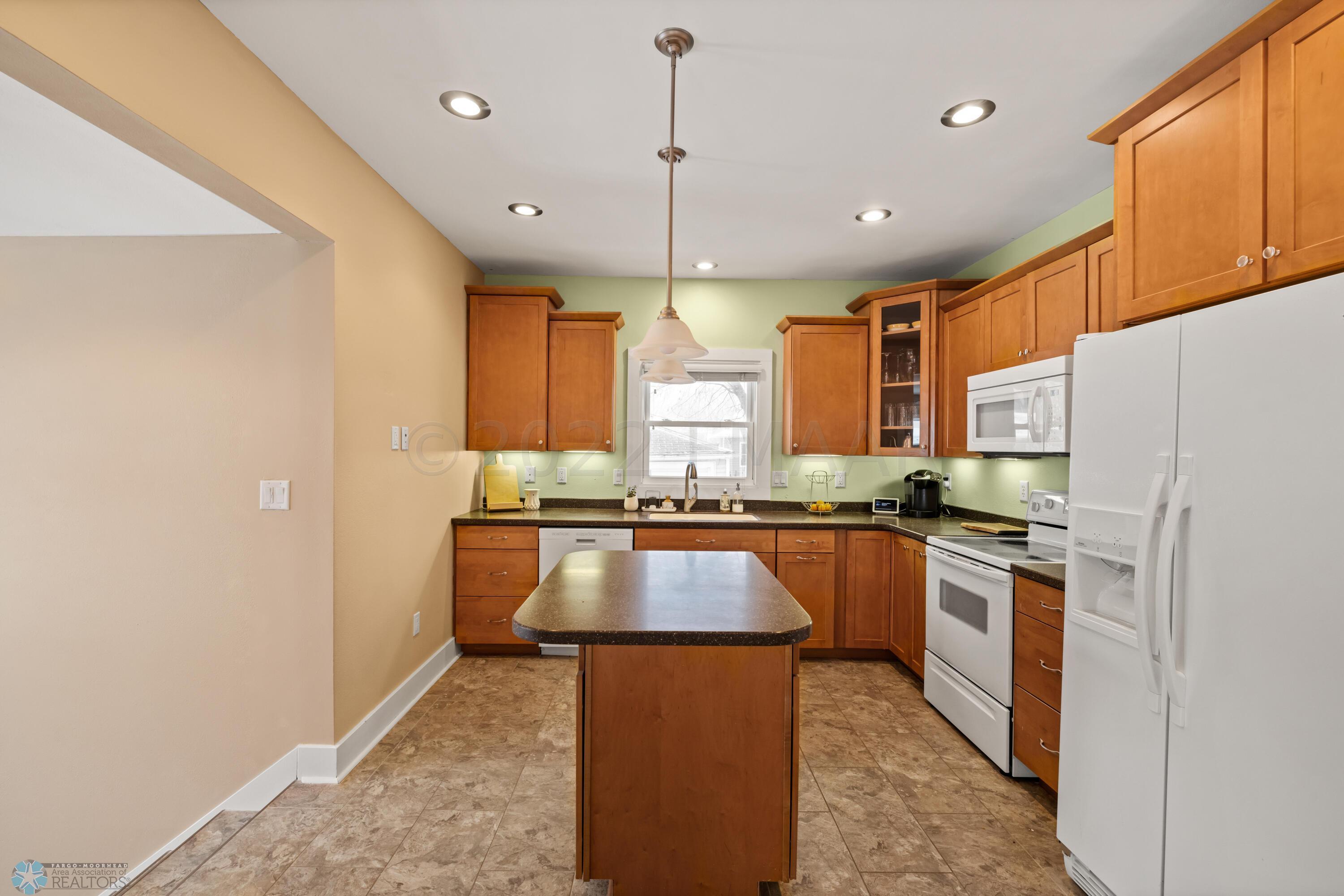 Amdak_458-Elmwood-Ave-S_20