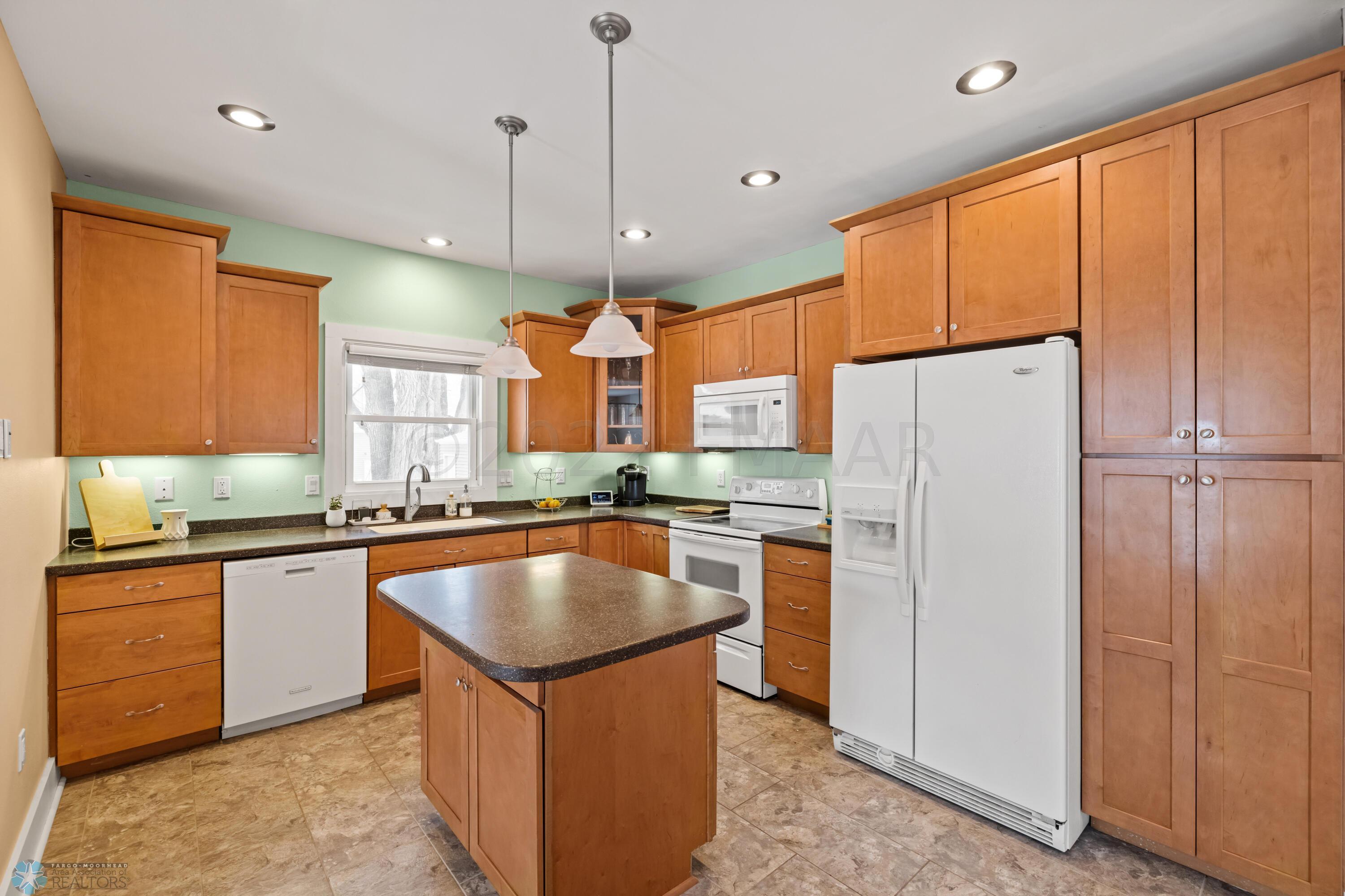 Amdak_458-Elmwood-Ave-S_19