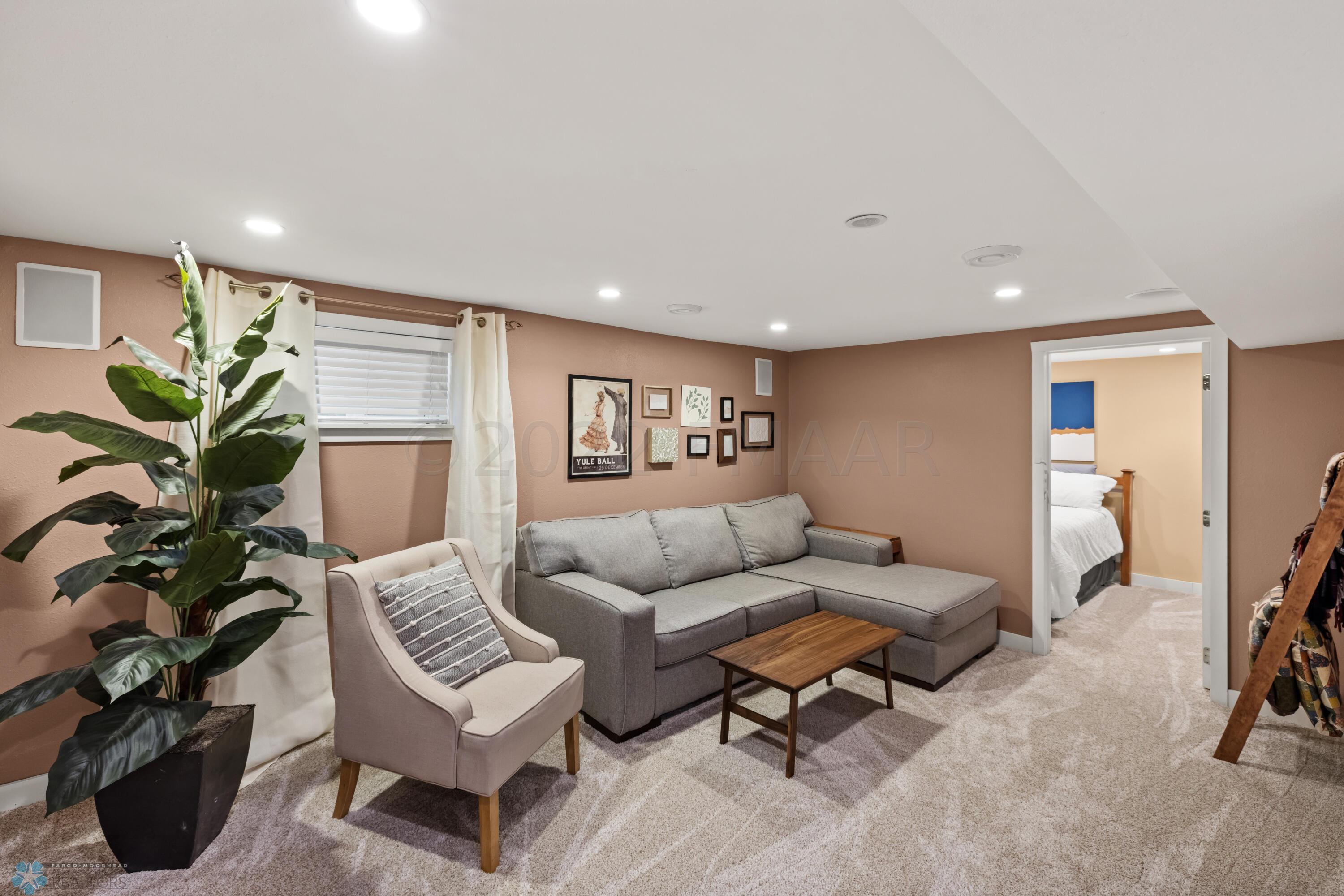 Amdak_458-Elmwood-Ave-S_17