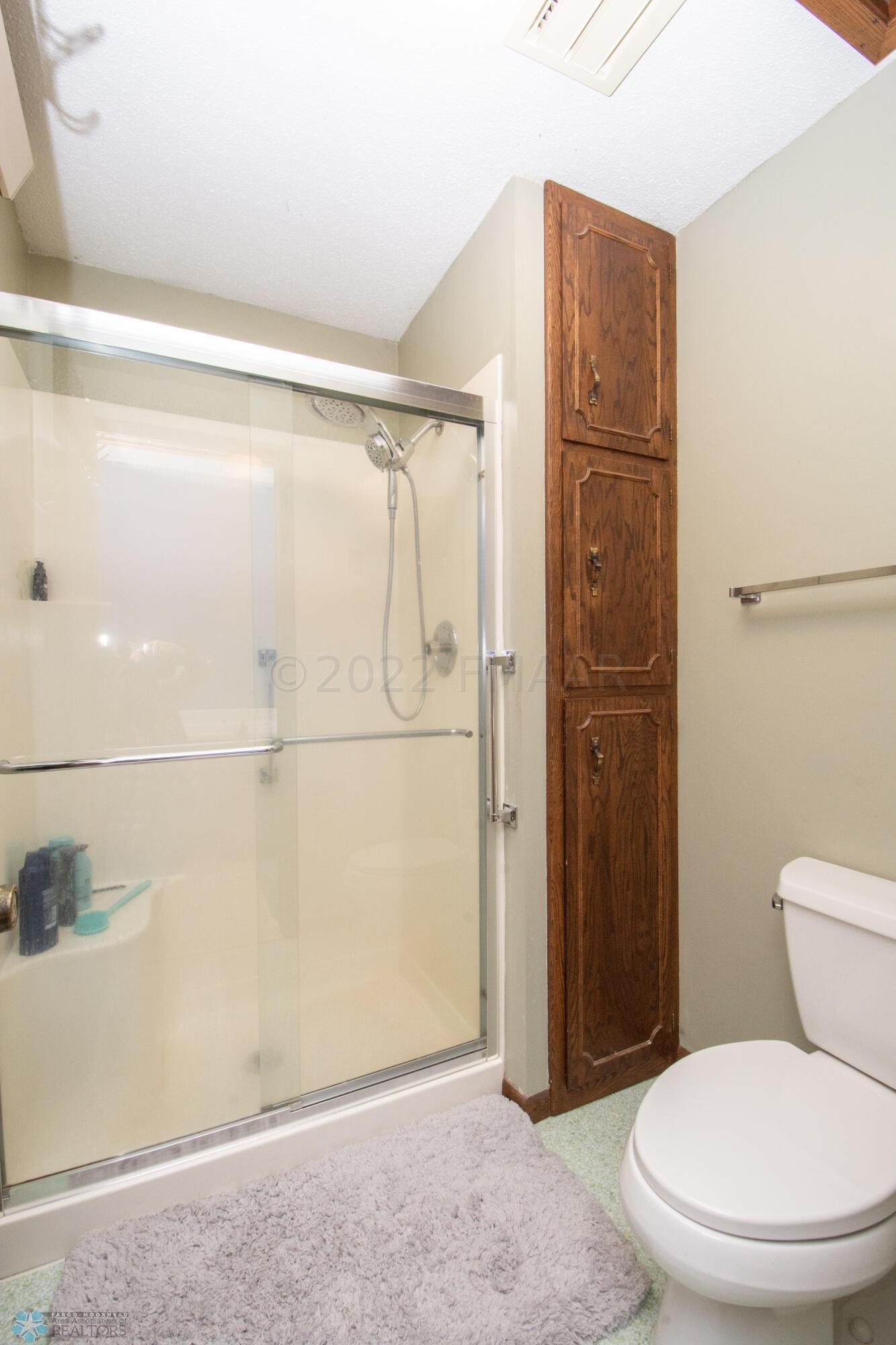 bedroom 1 on suite 3/4 bathroon