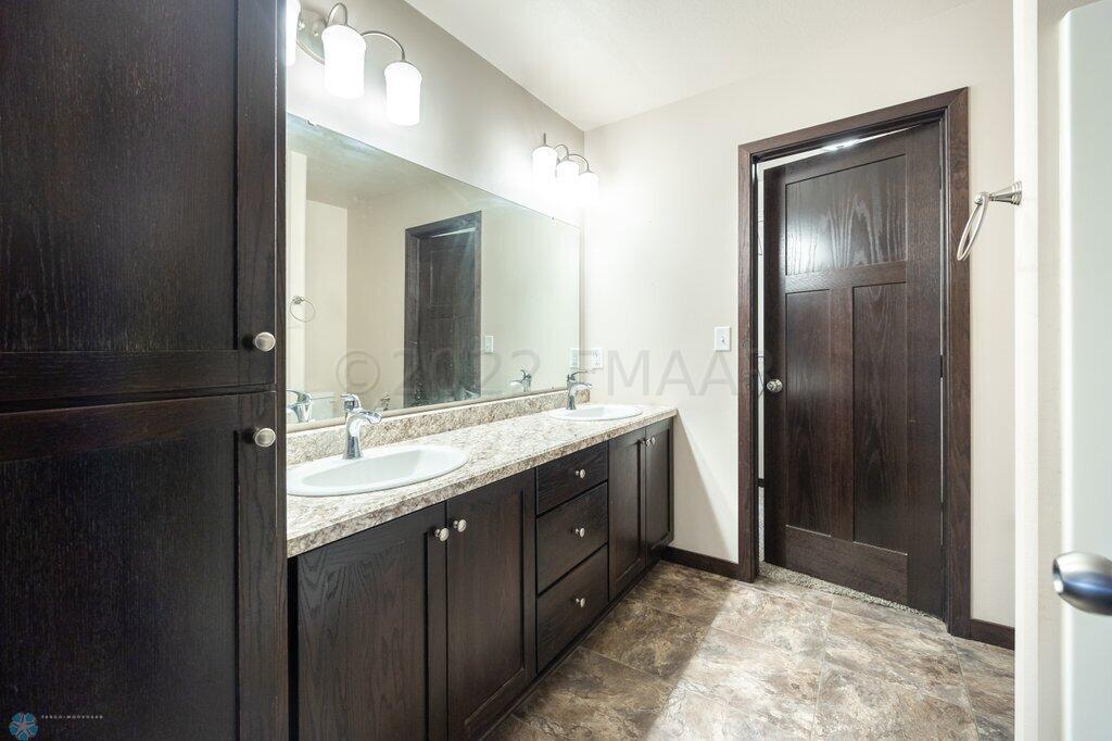 Dual vanity
