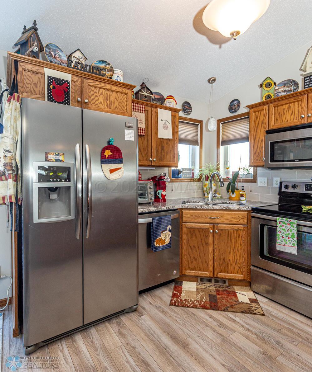 (8) Kitchen