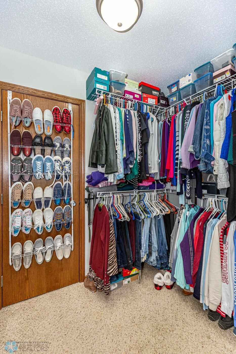 (12) Walk-in Closet