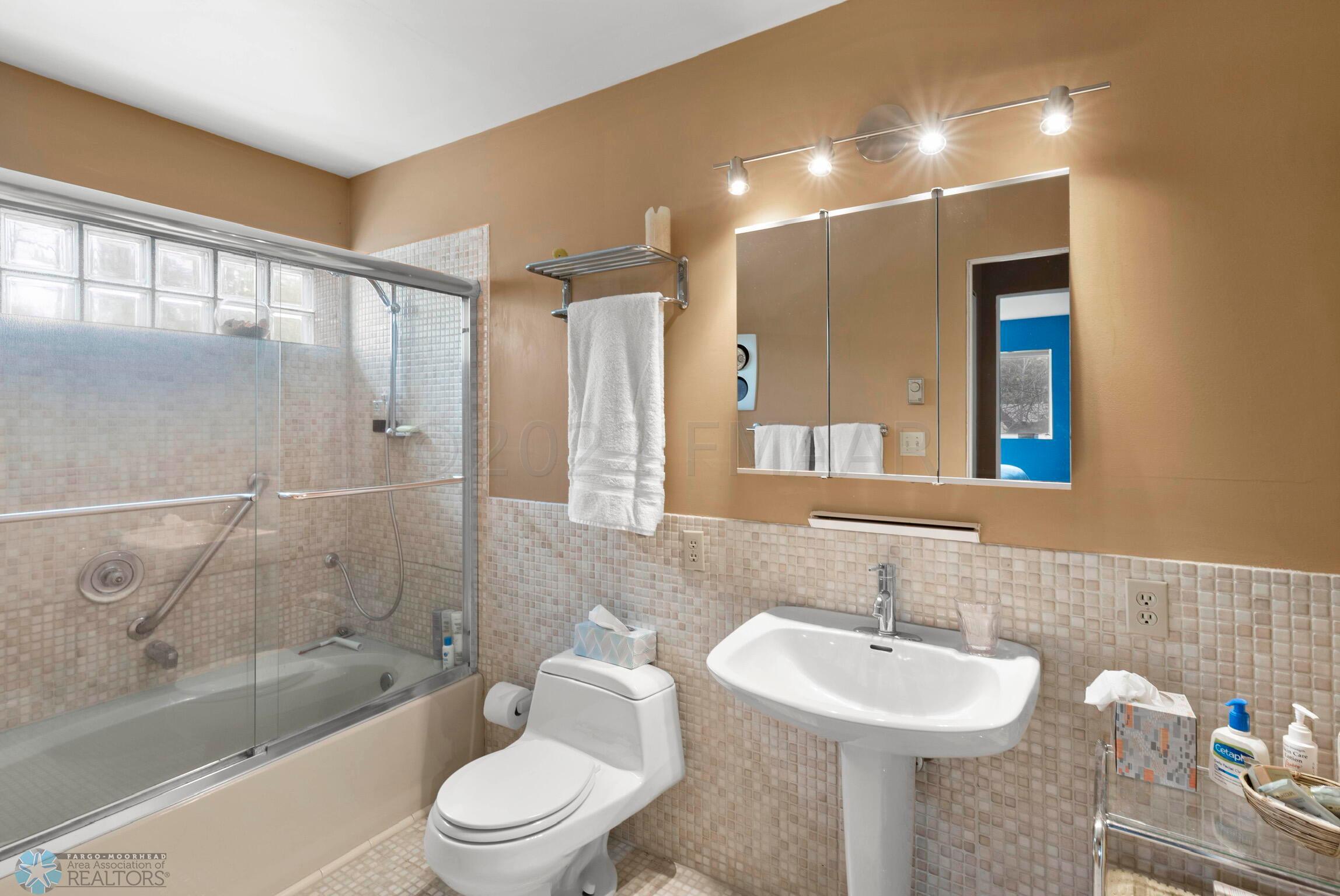 2nd Full Bath Upper