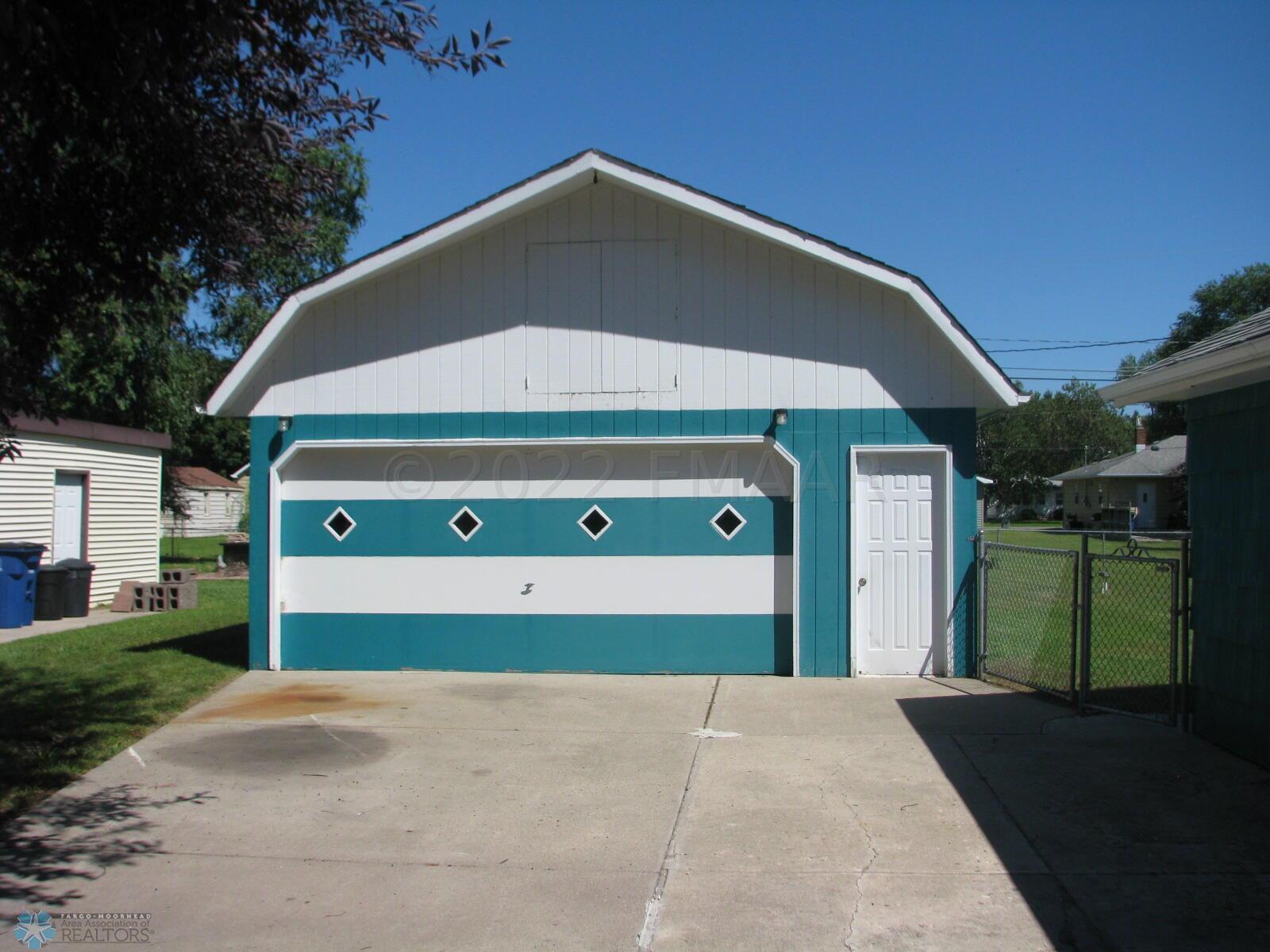 Large 2-Stall Detached