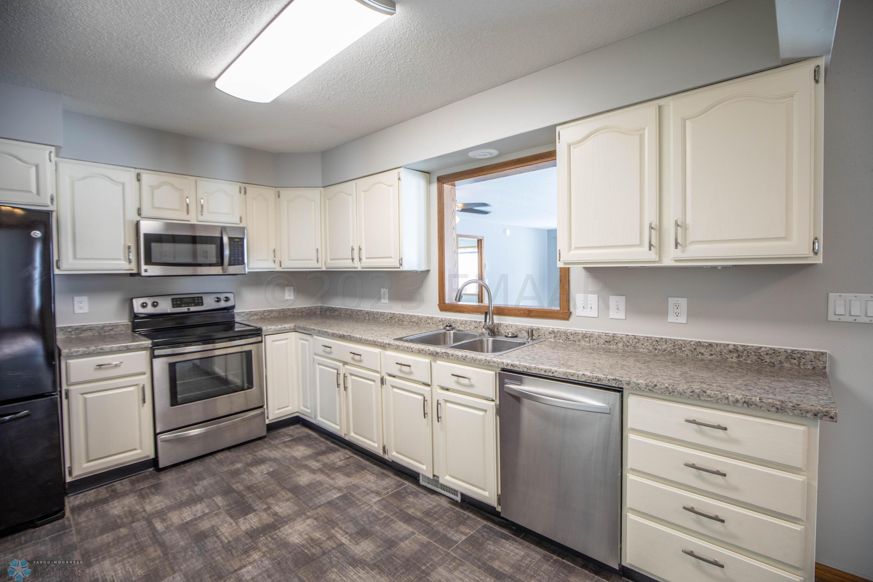 57 Prairiewood Dr S, Fargo