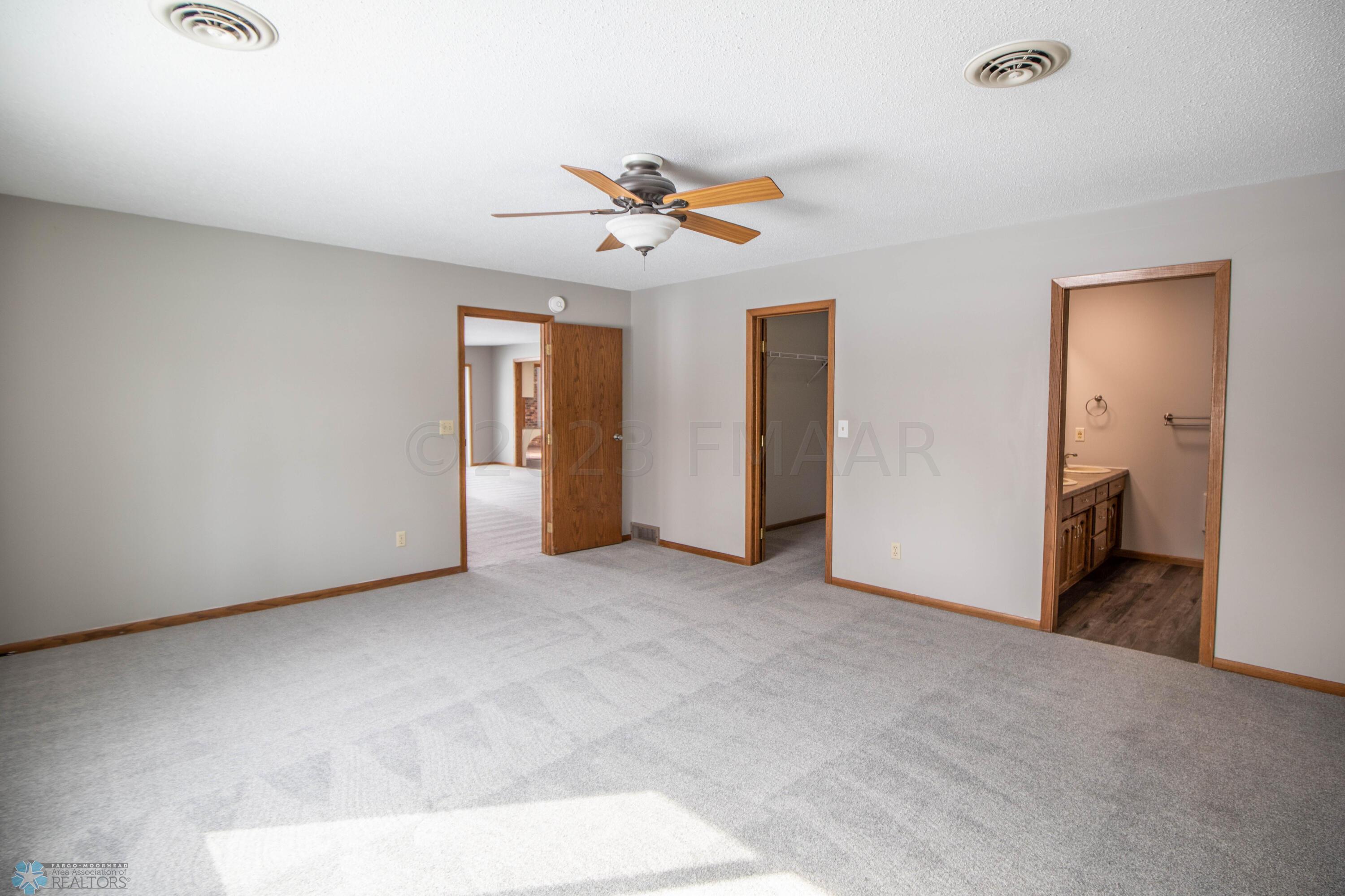 57 Prairiewood Dr S, Fargo
