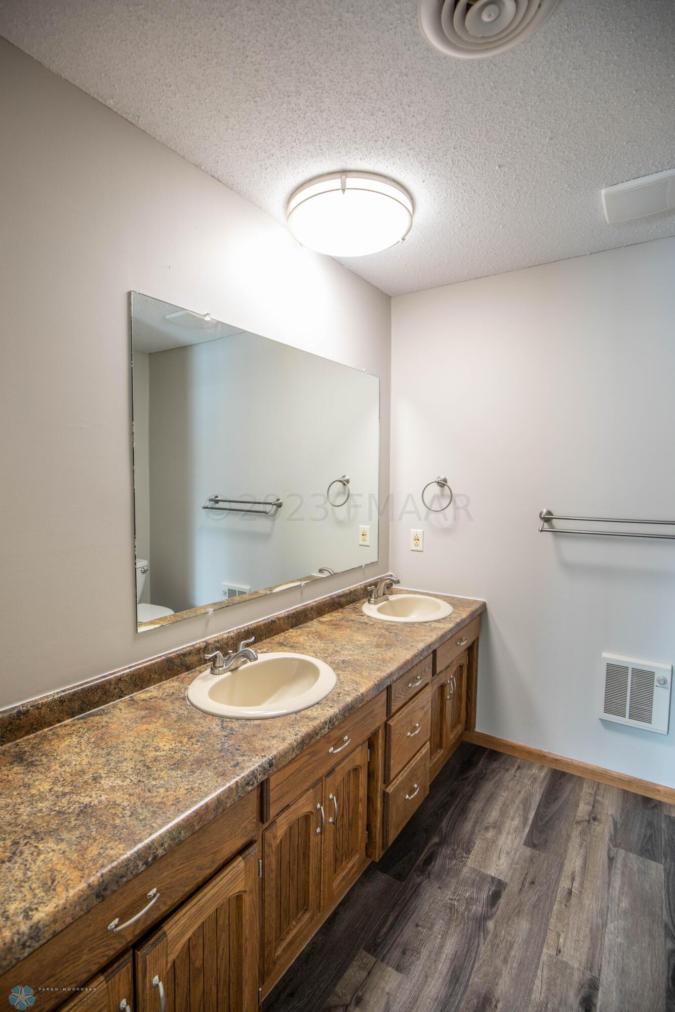 57 Prairiewood Dr S, Fargo