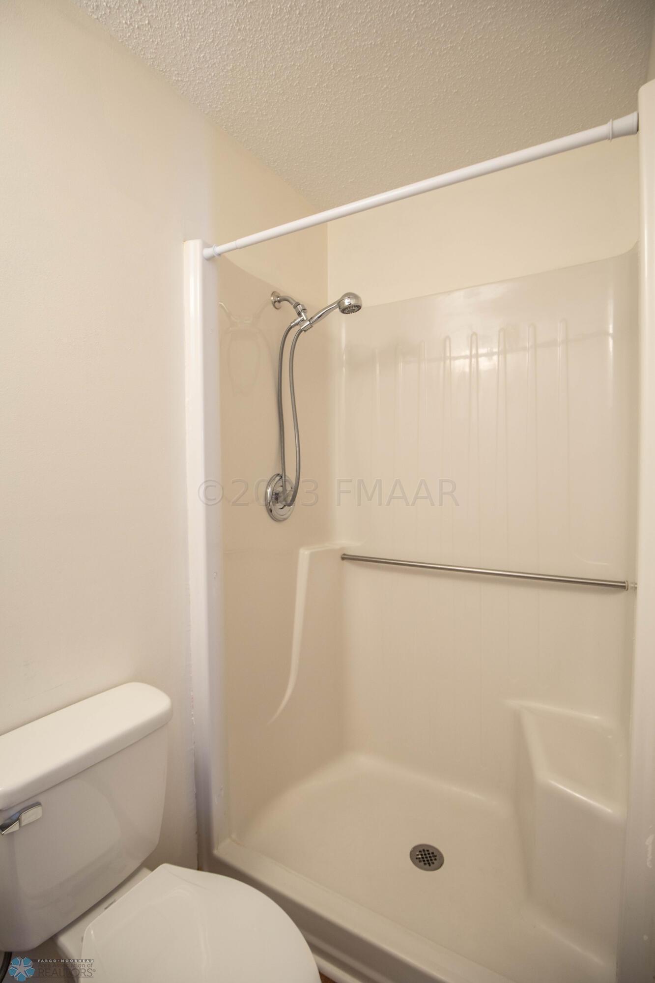 57 Prairiewood Dr S, Fargo
