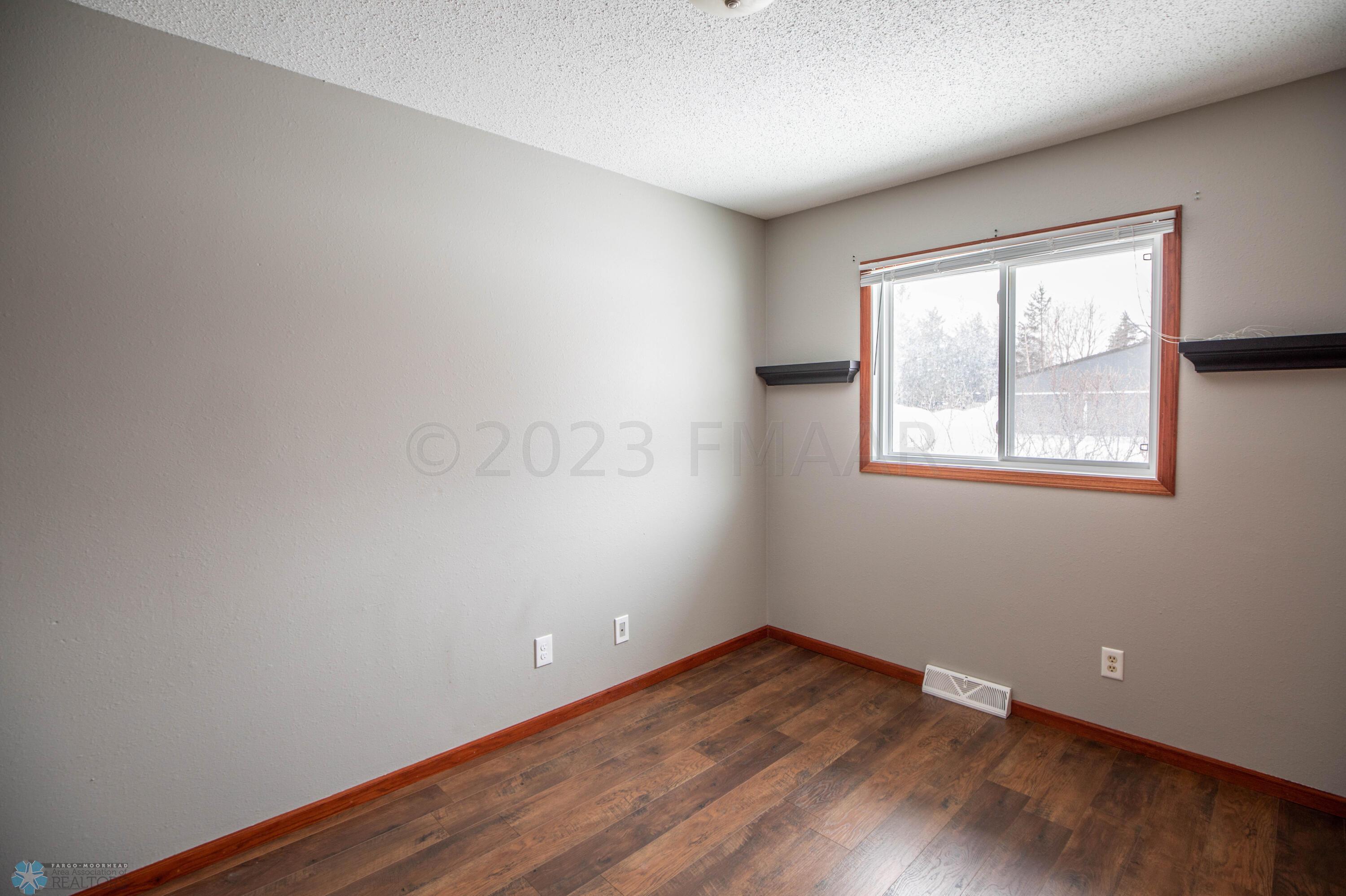 57 Prairiewood Dr S, Fargo