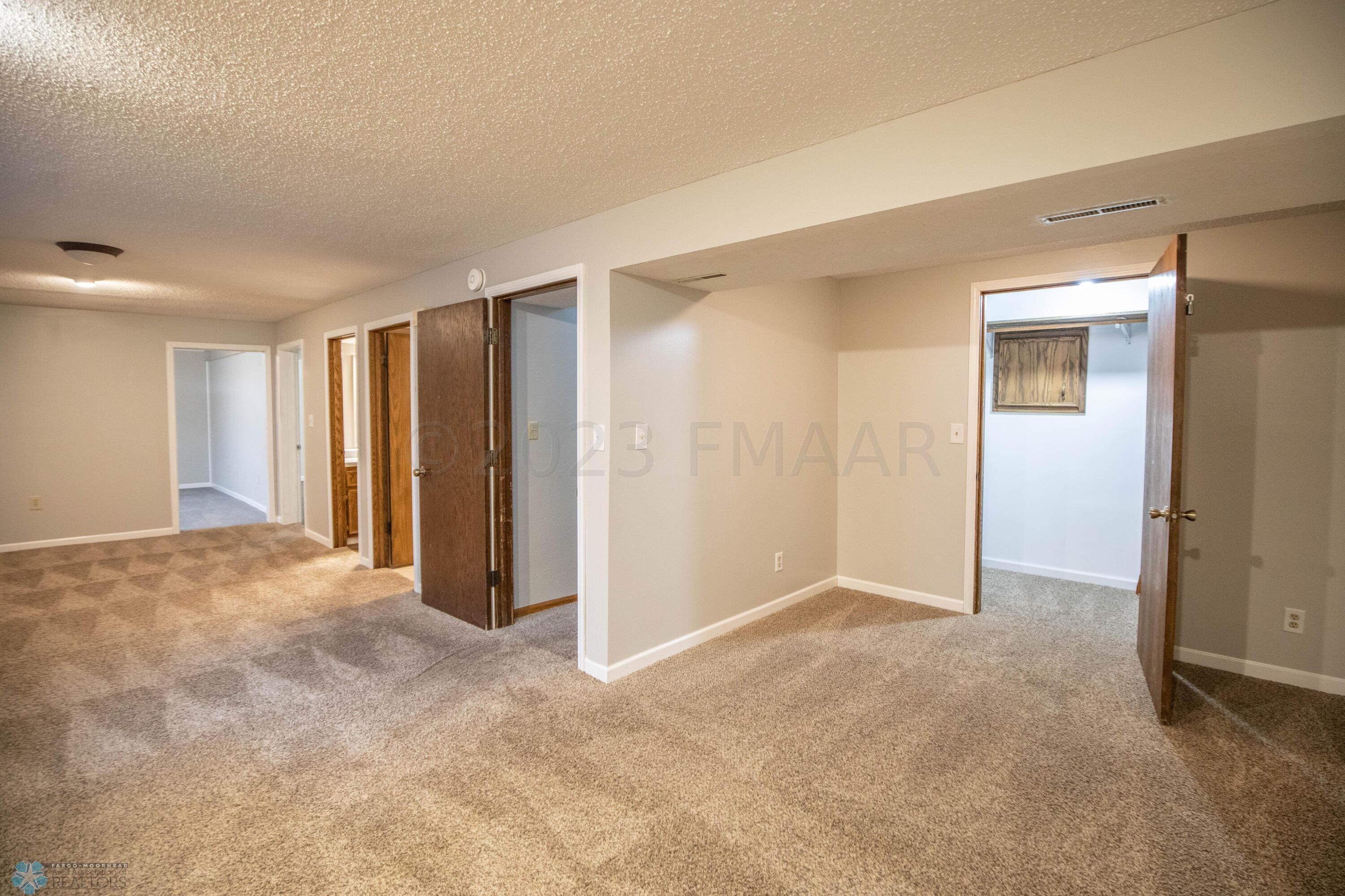57 Prairiewood Dr S, Fargo