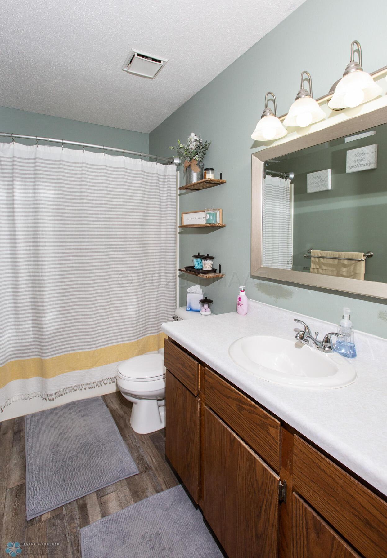 Upstairs Full Bathroom