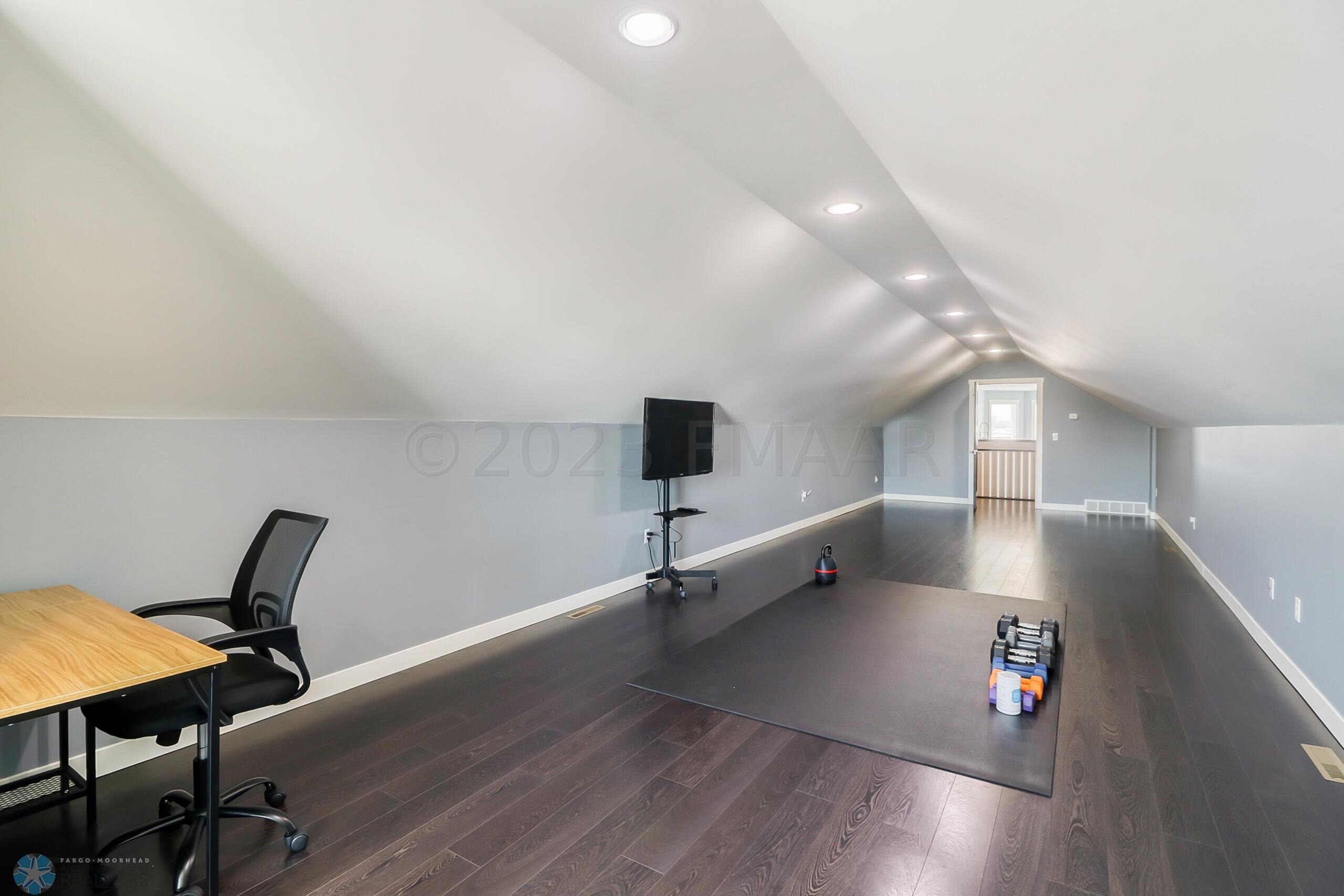 Upstairs Room1_2