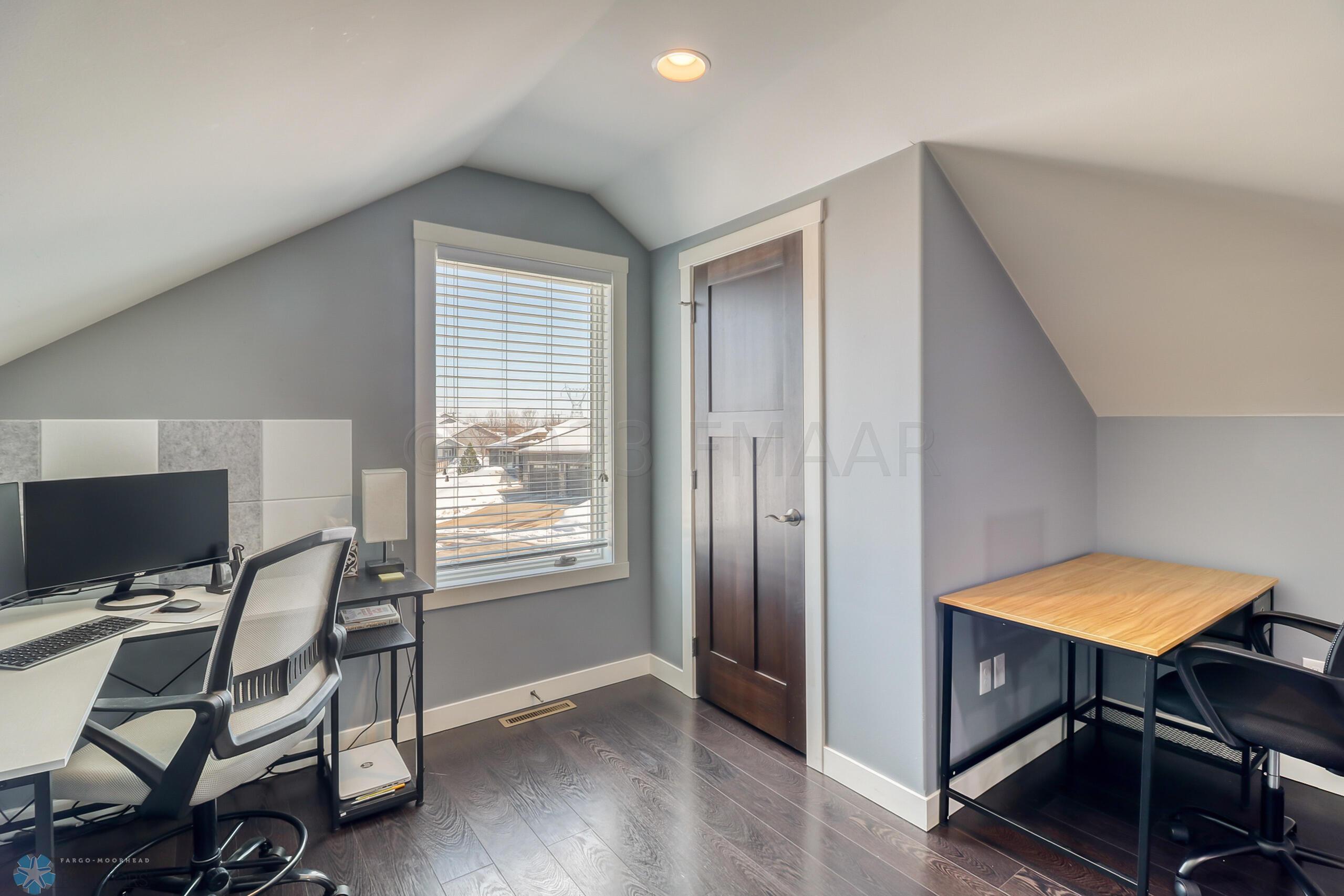 Upstairs Room1_3