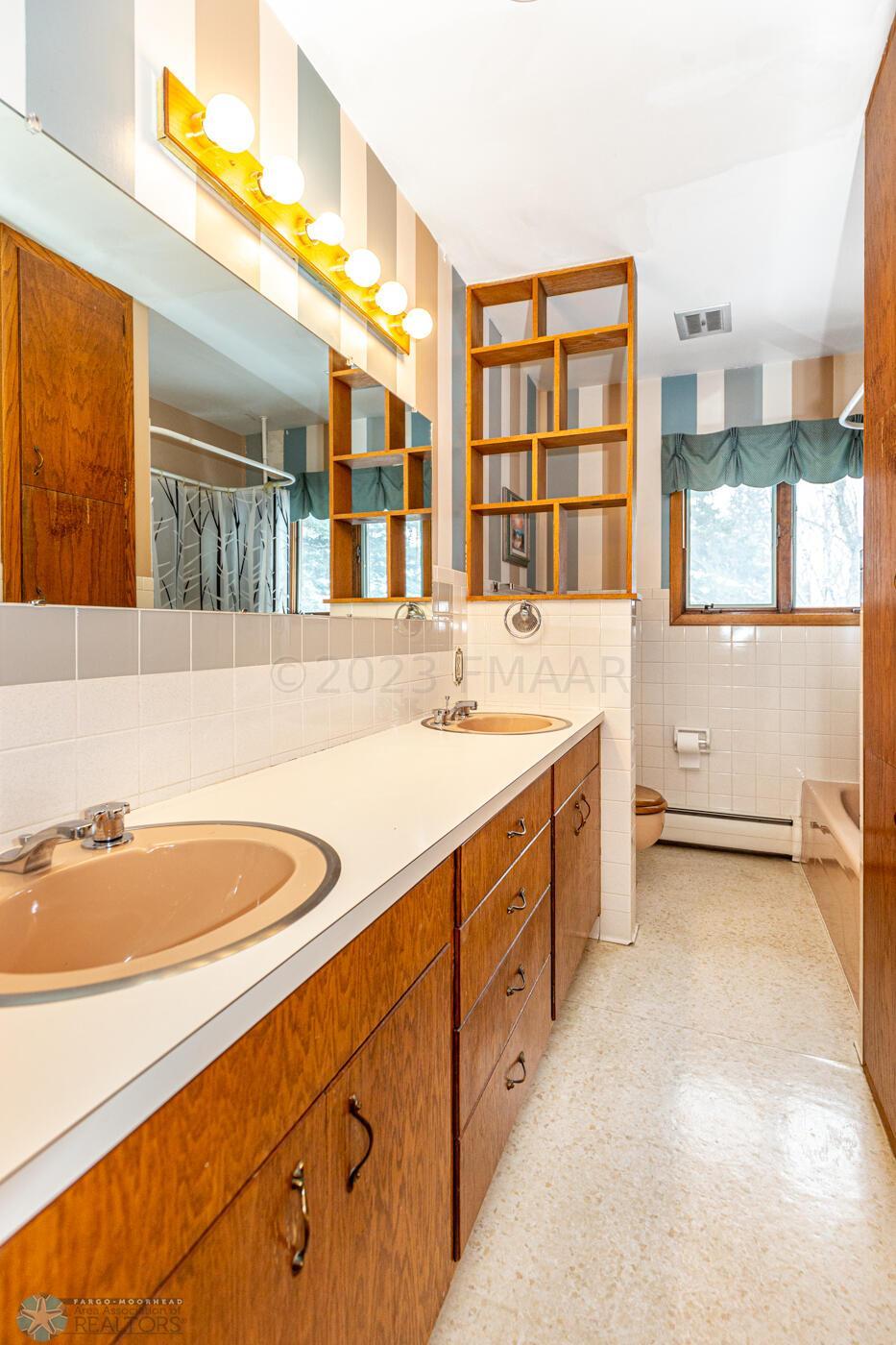 Upper Level Full Bath