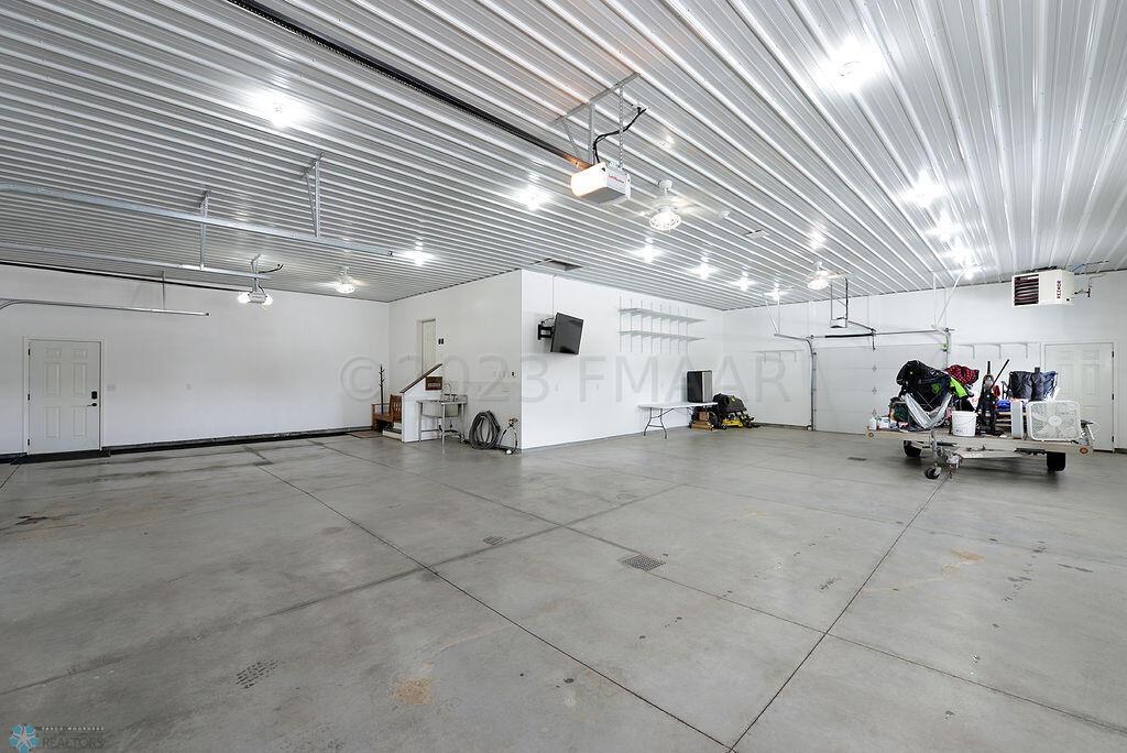 11' Ceiling And Tons Of Lights