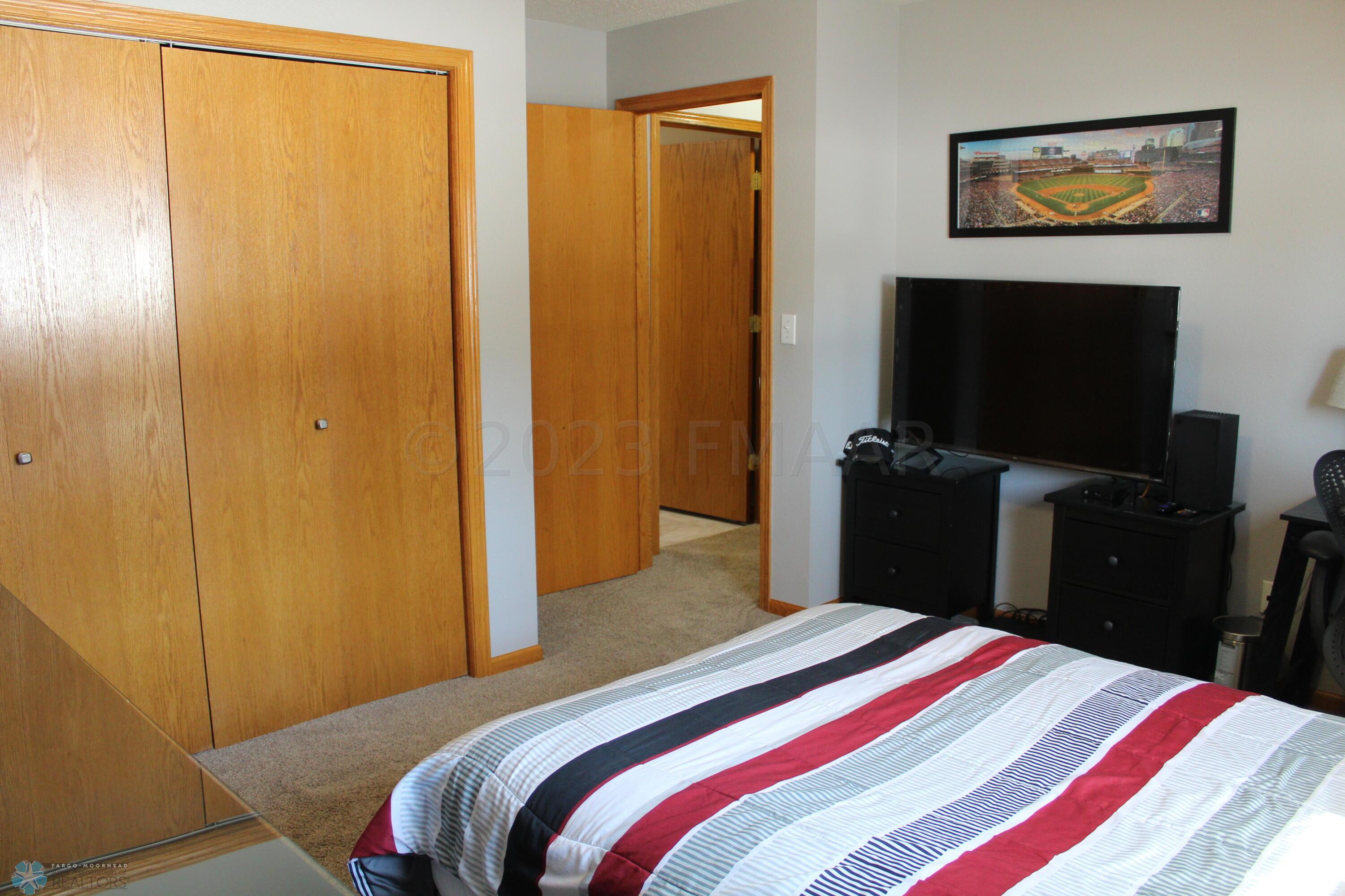 Lower bedroom2