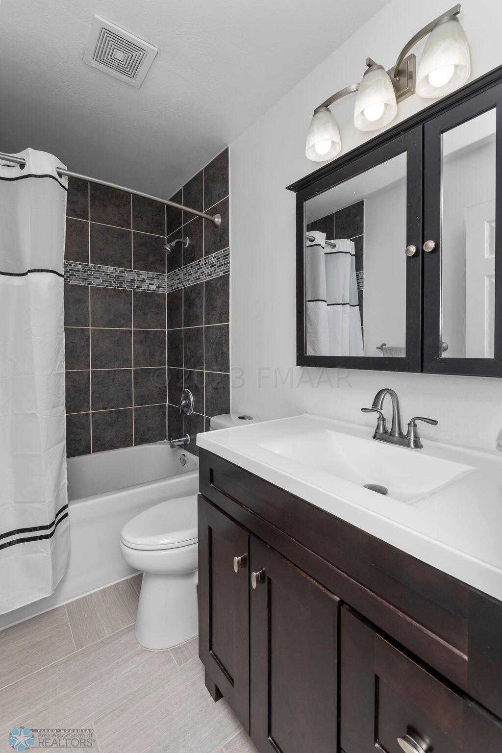 Main level bathroom w/tile shower