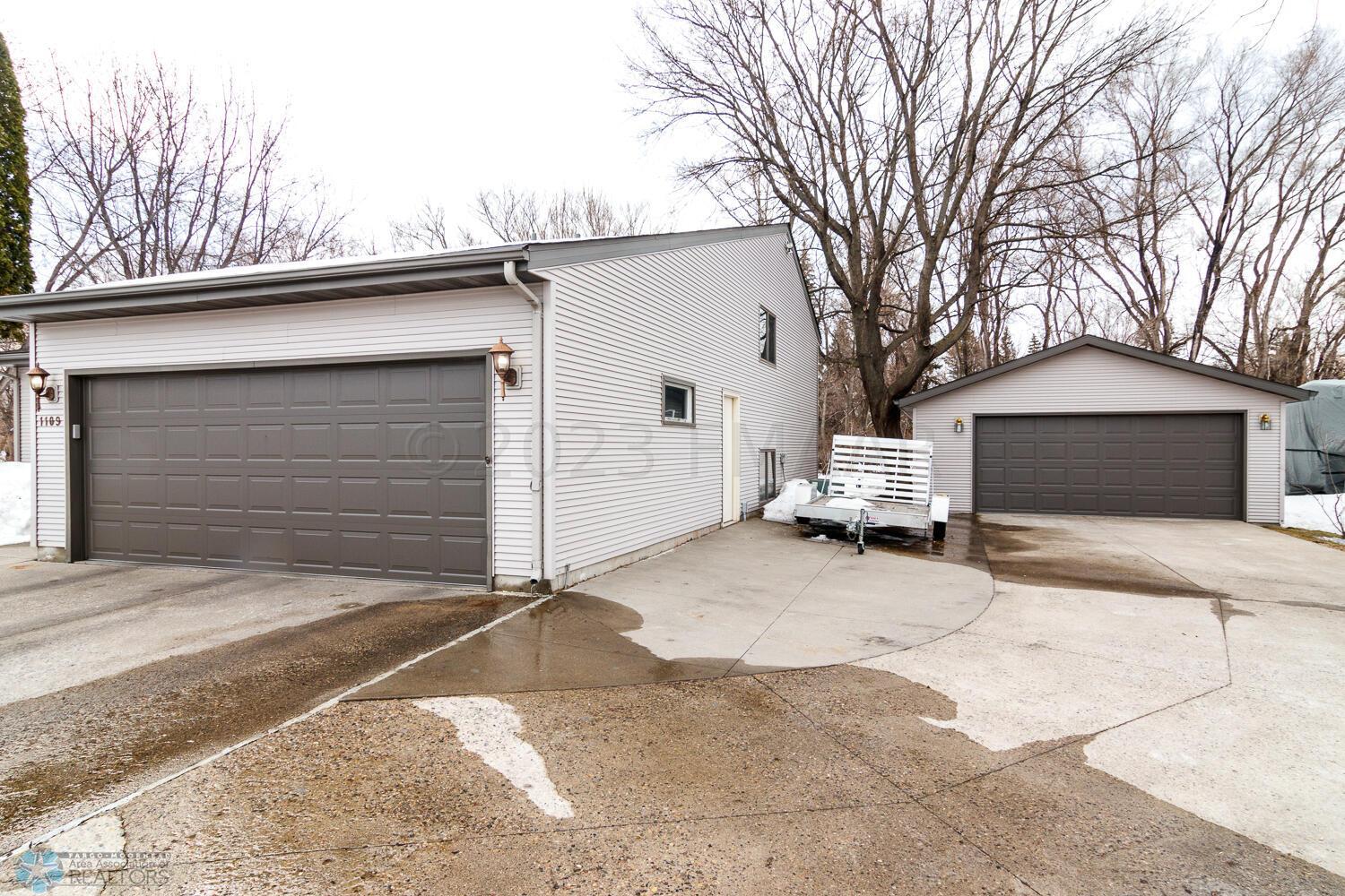 4 garage stalls!