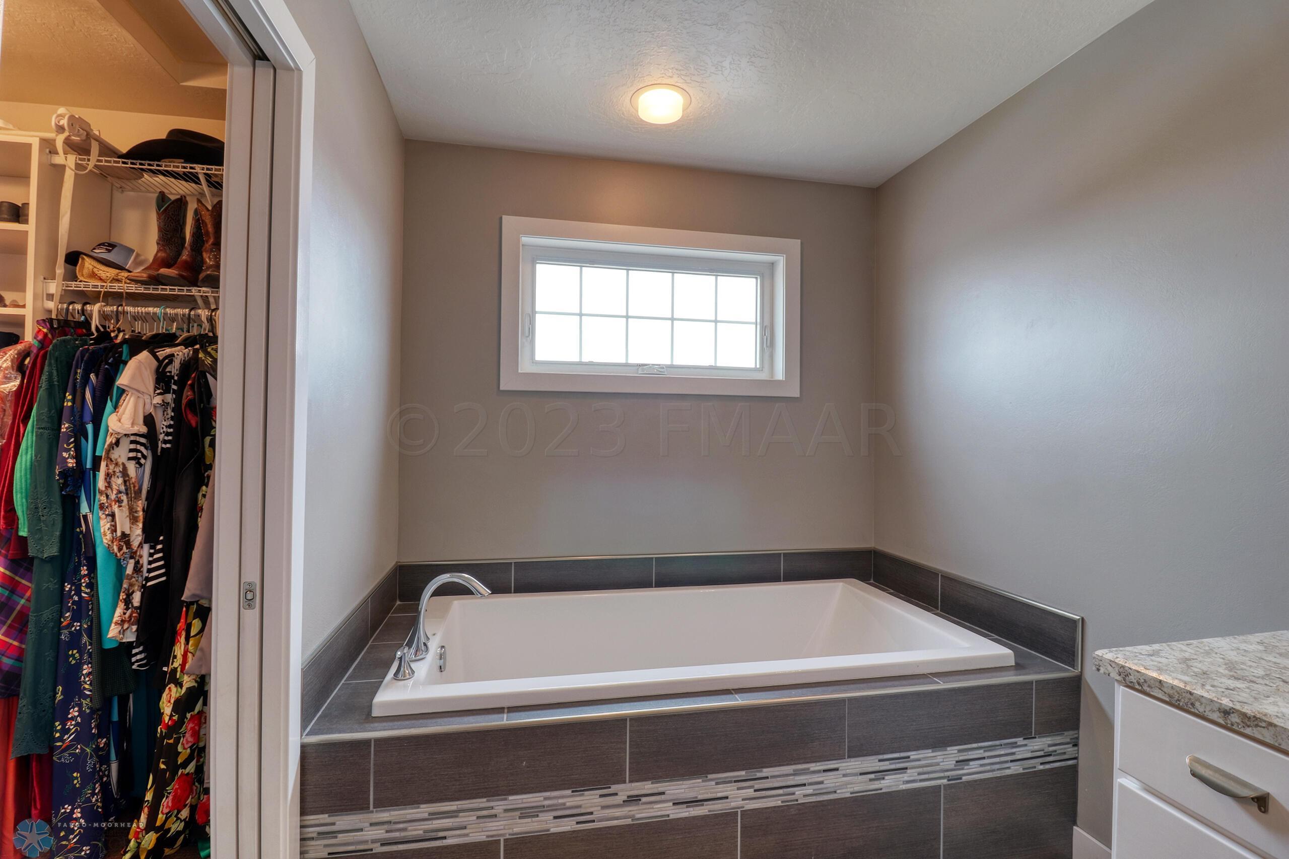Master Bathroom1_4