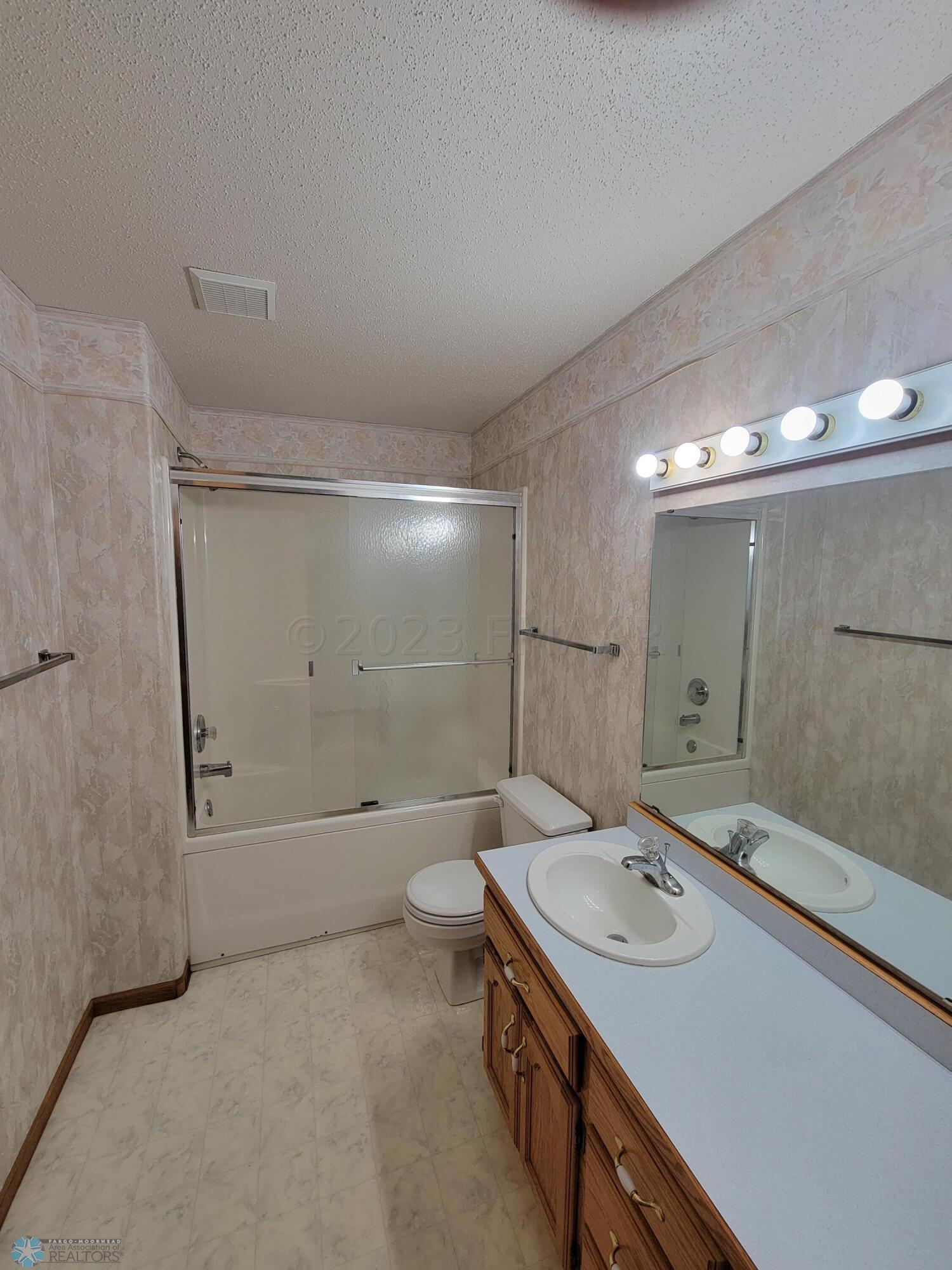 Upper Level Full Bath