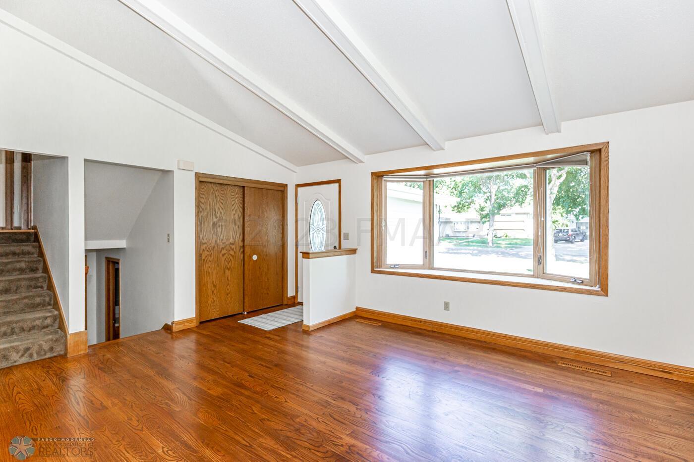 (4) Living Room