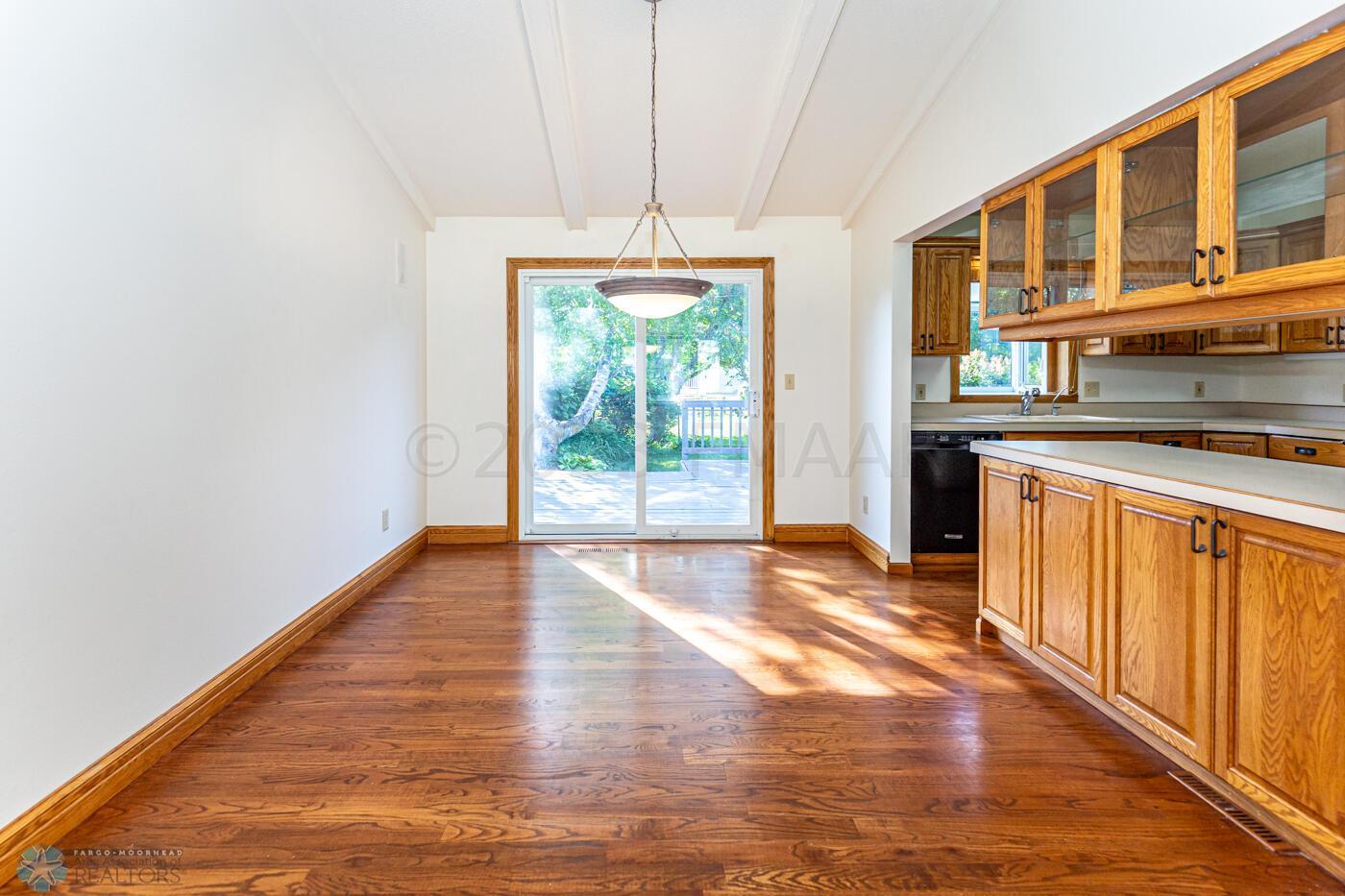 (6) Dining:Kitchen