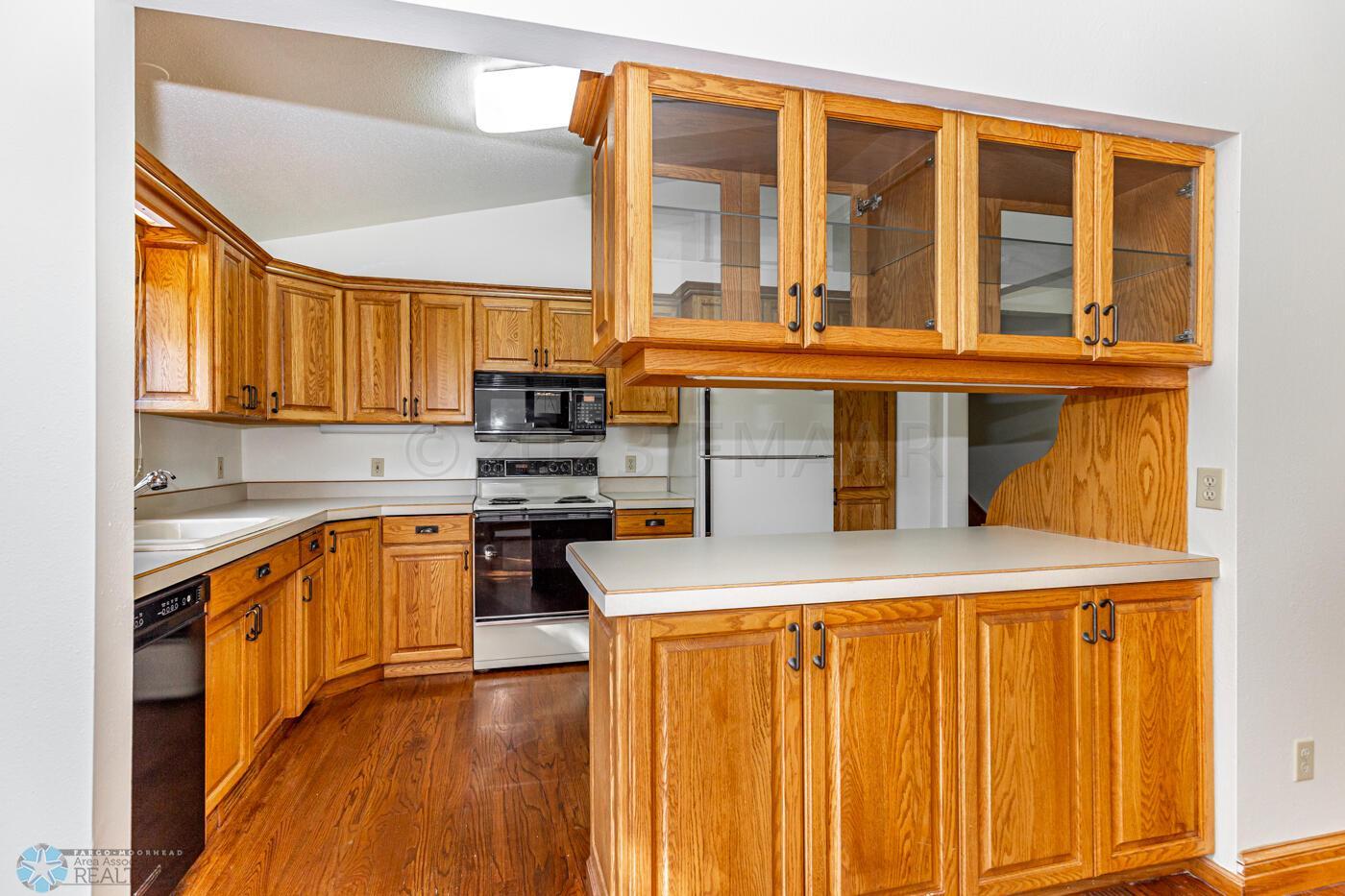 (7) Kitchen