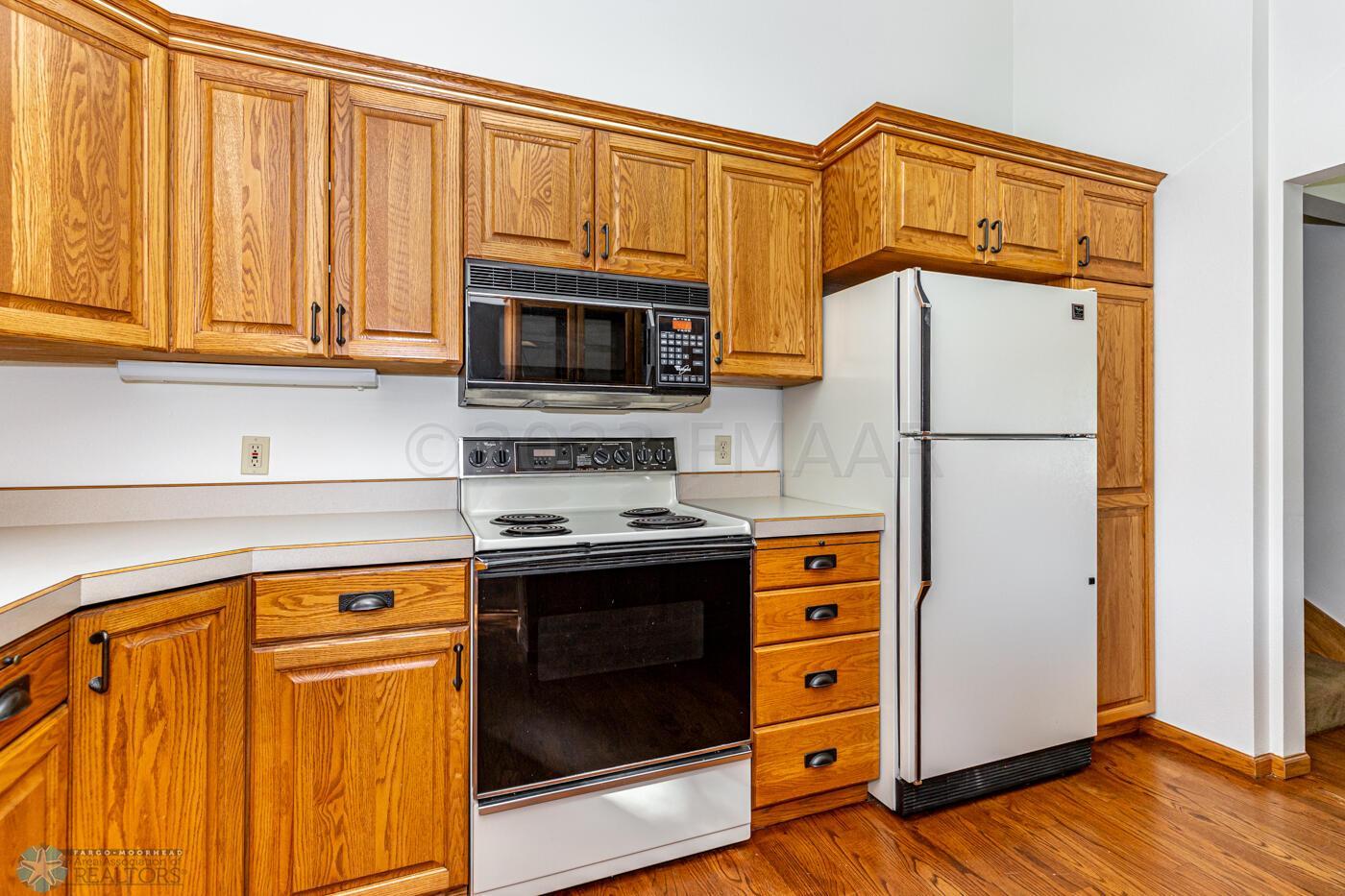 (8) Kitchen