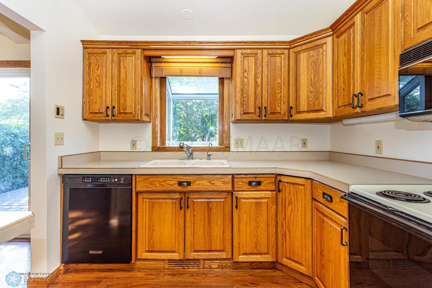 (9) Kitchen