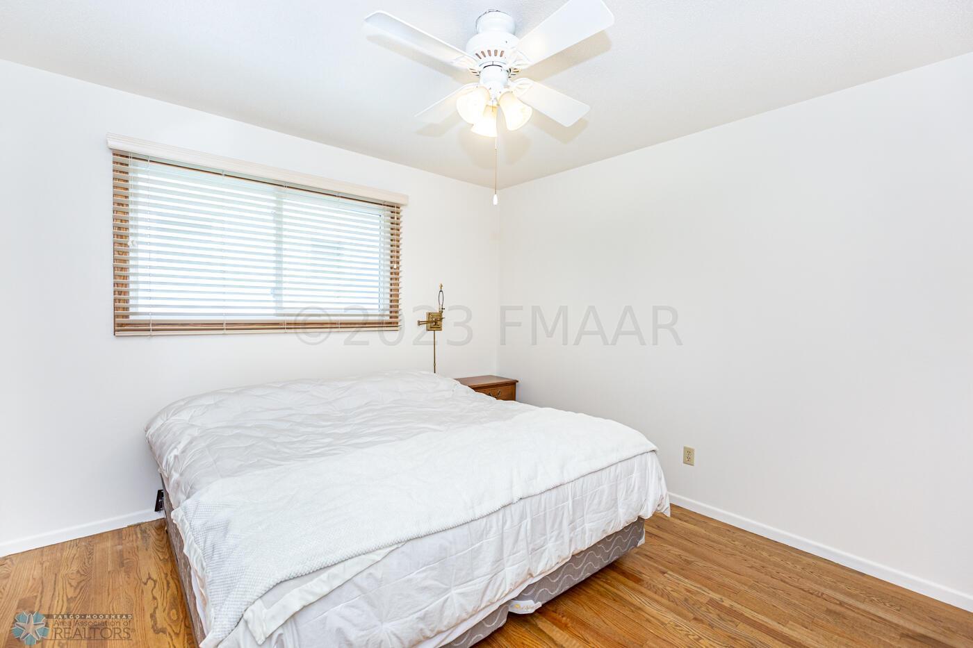(14) Bed 2