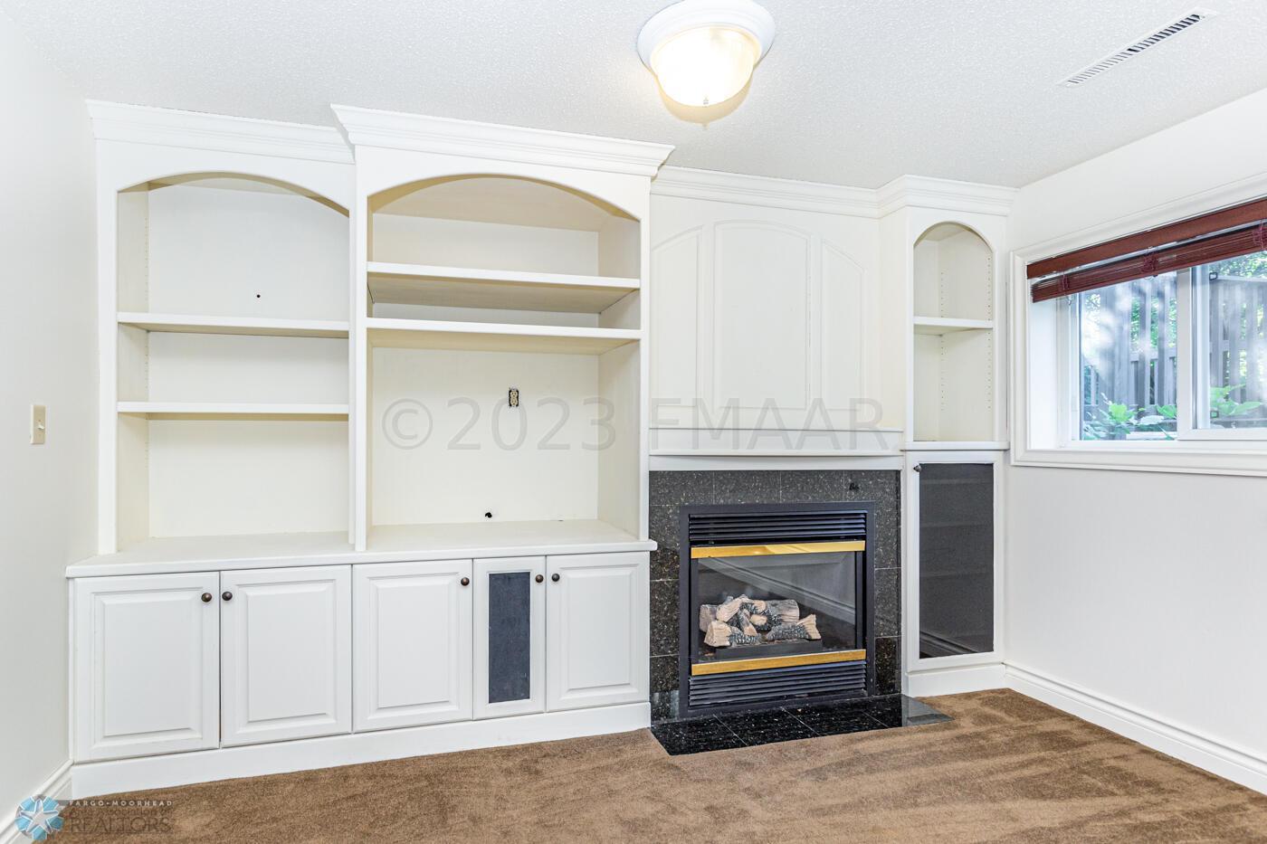 (22) Family Room