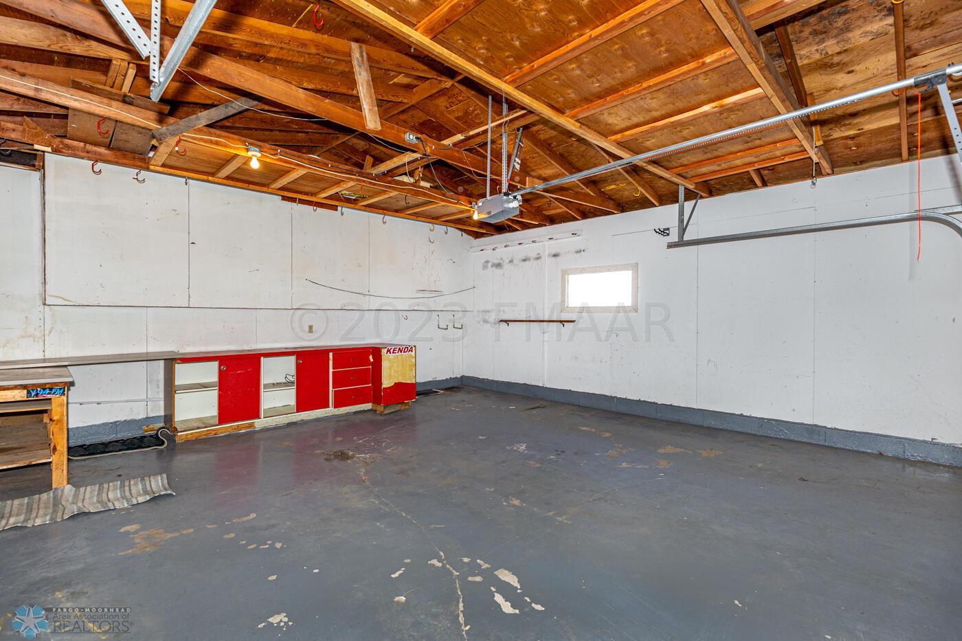 (32) Garage
