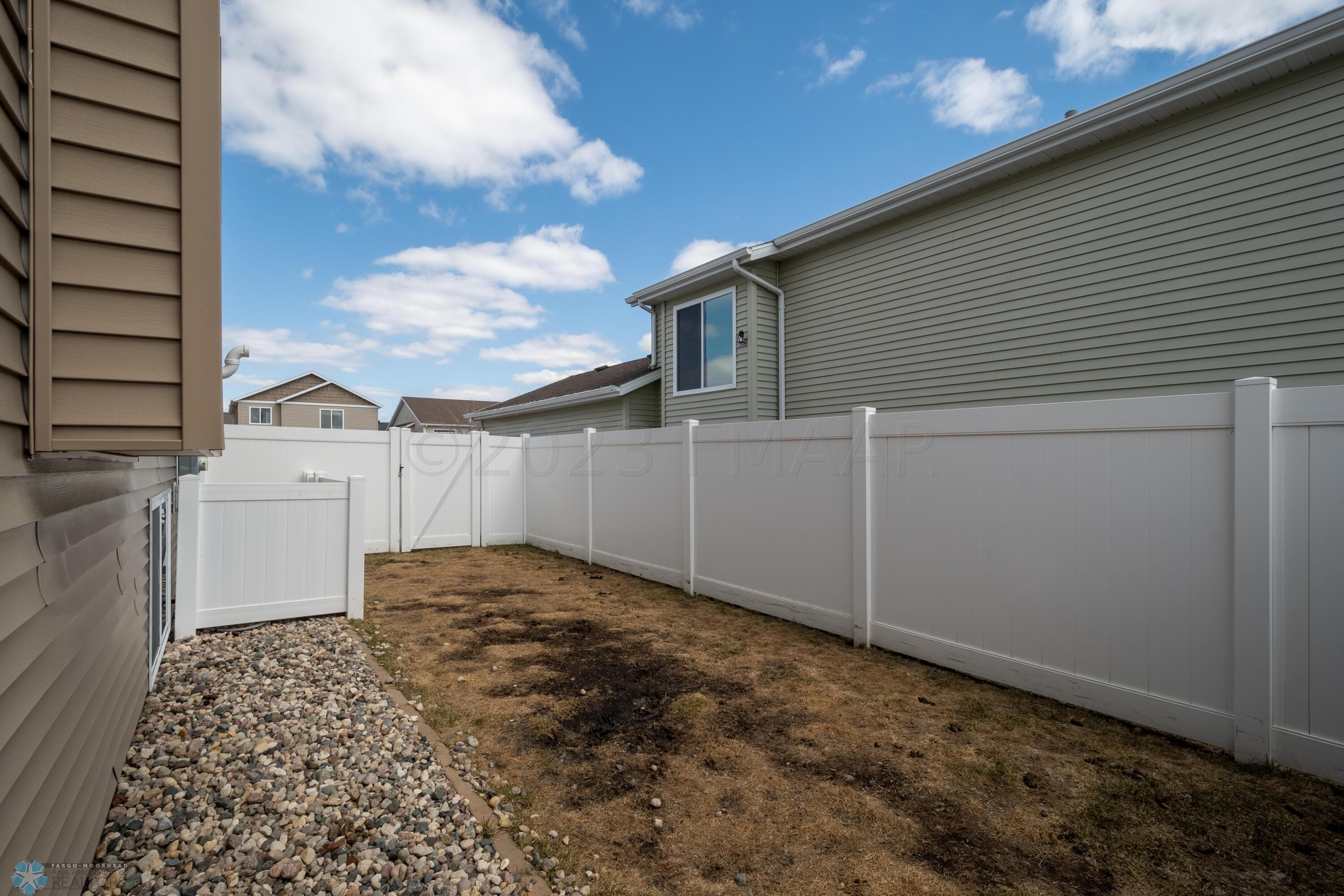 Fenced Dog Run/Side Yard