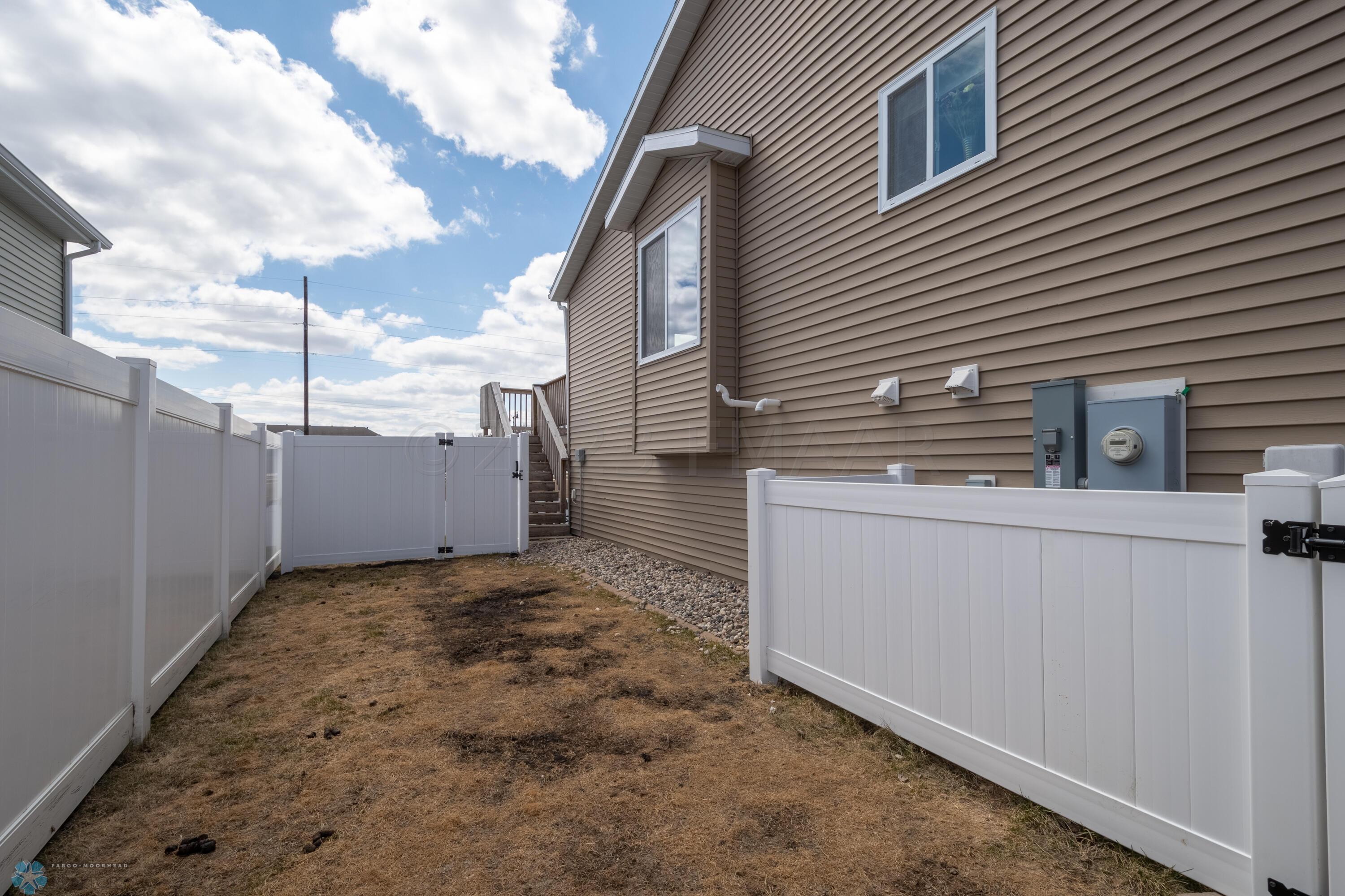 Fenced Dog Run/Side Yard