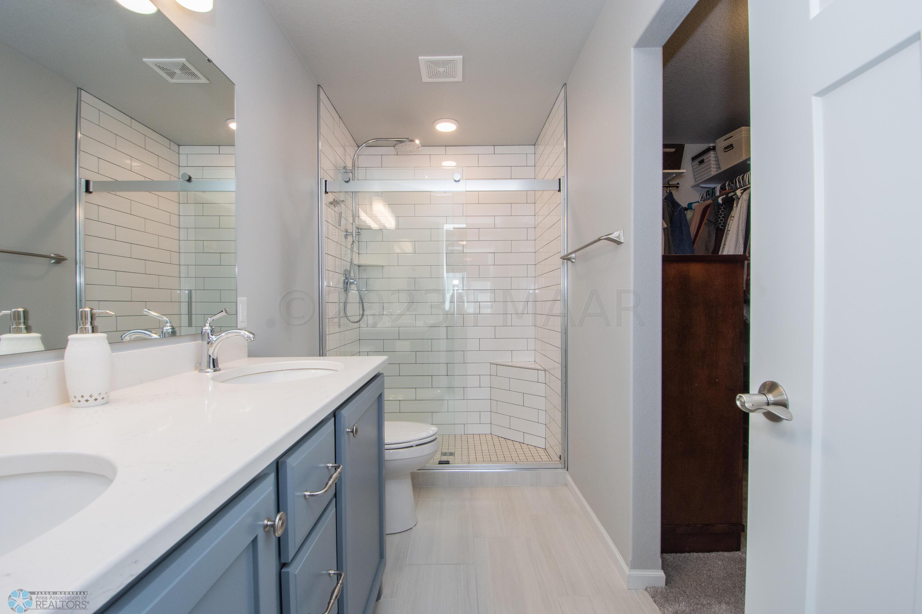 Master Bathroom w/ Double Vanity