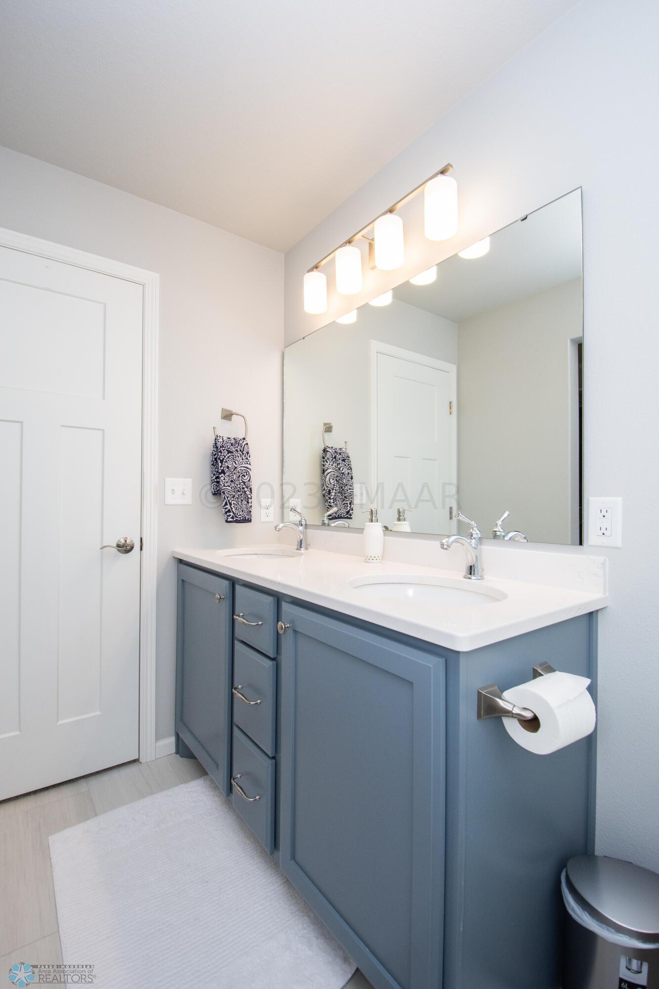 Master Bathroom w/ Double Vanity