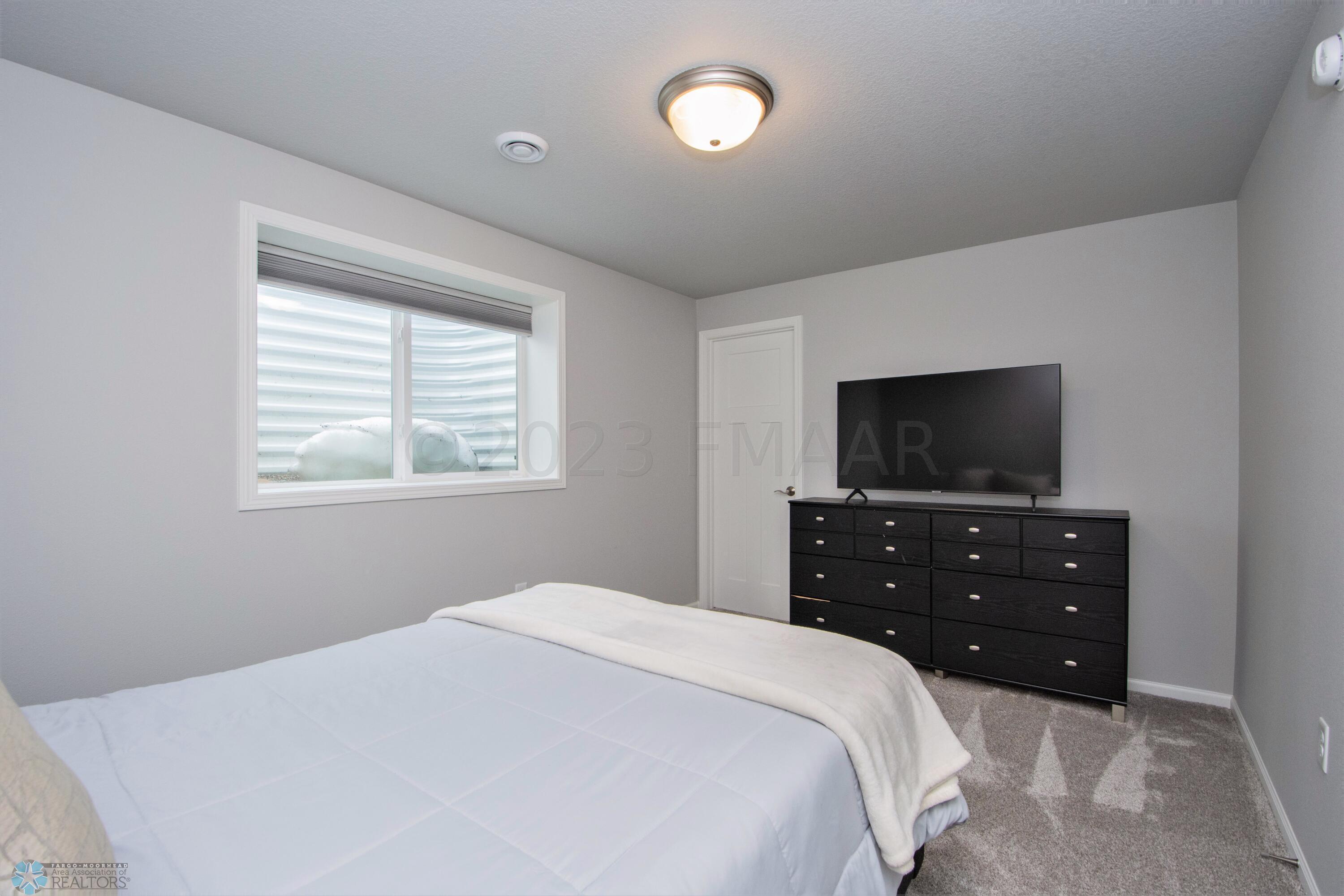 Basement Bedroom w/ Walkin Closet