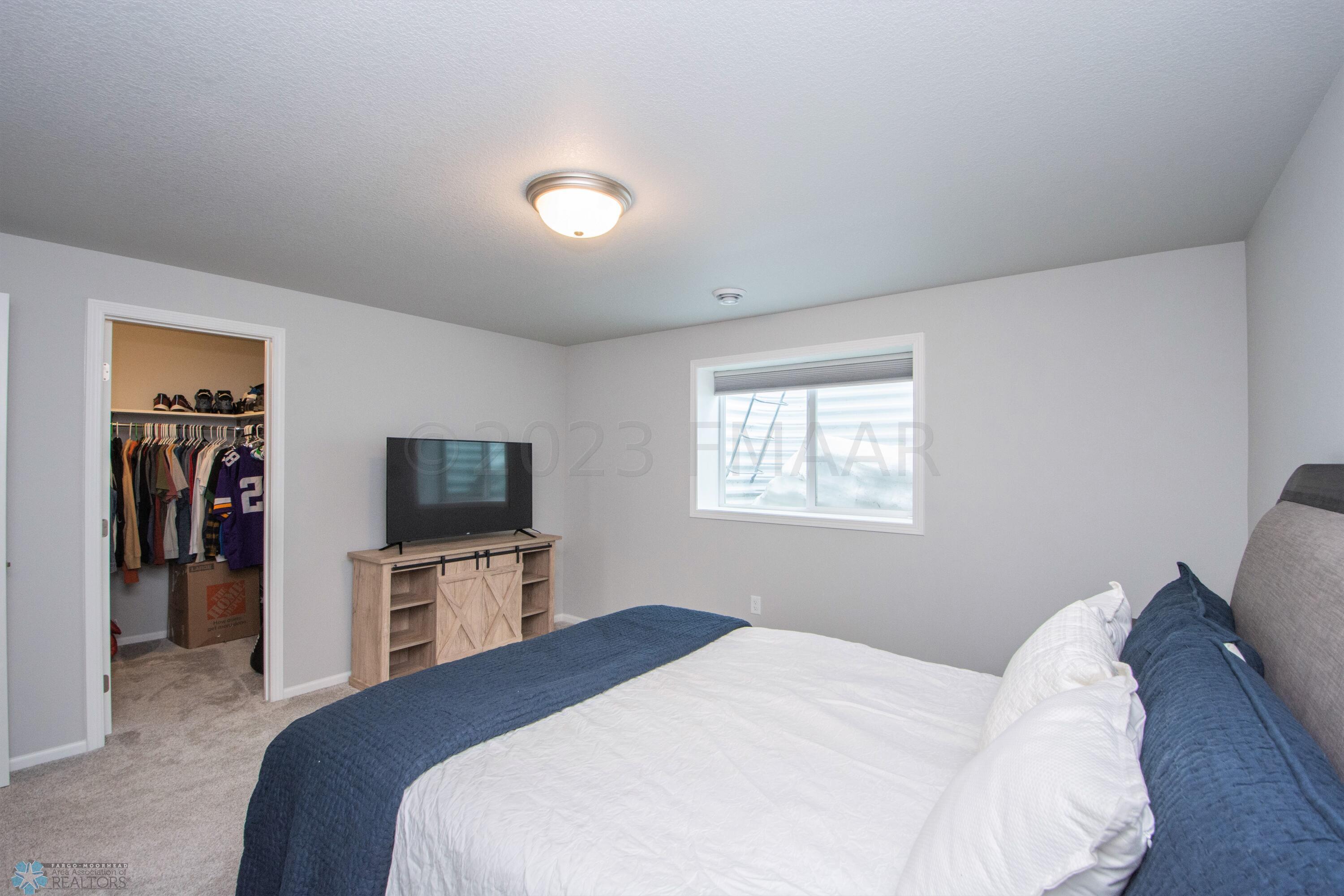 Basement Bedroom w/ Walkin Closet