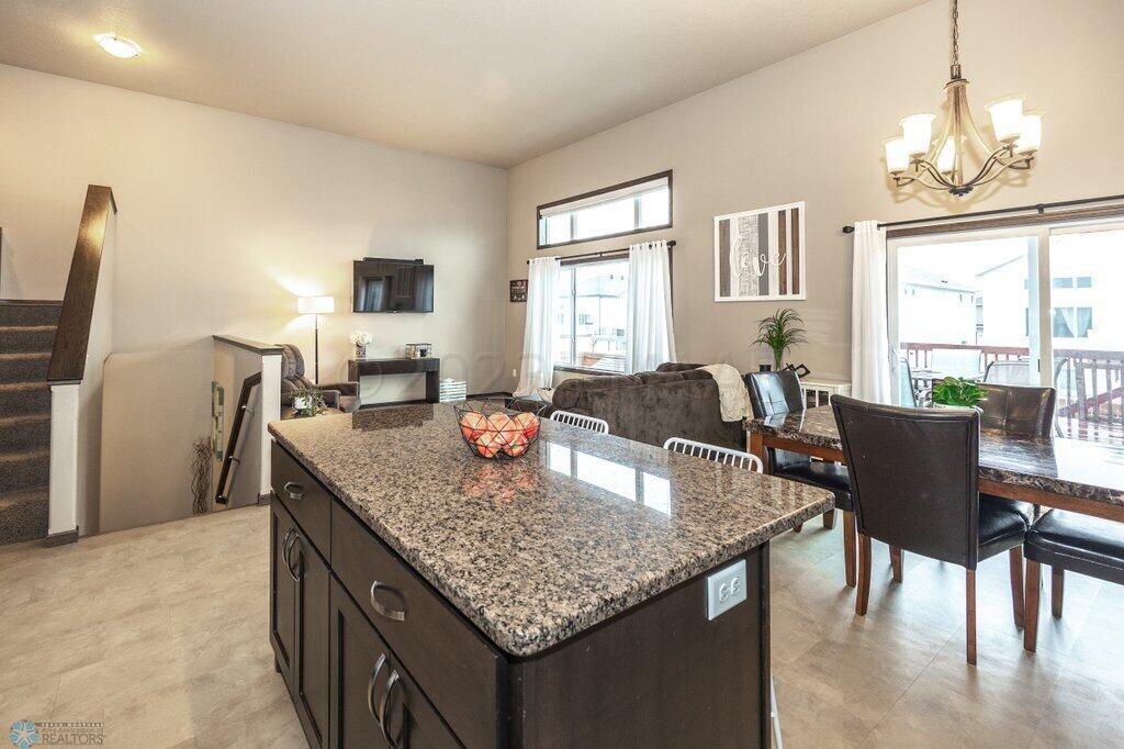 Island w Granite Countertop