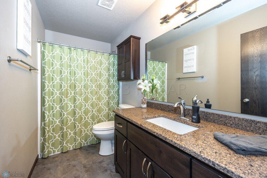 Lower Lvl Full Bathroom