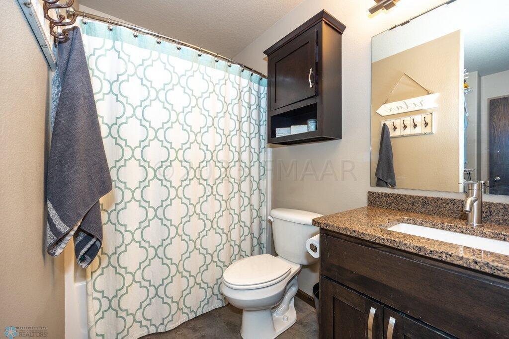 Upper Lvl Master Full Bathroom