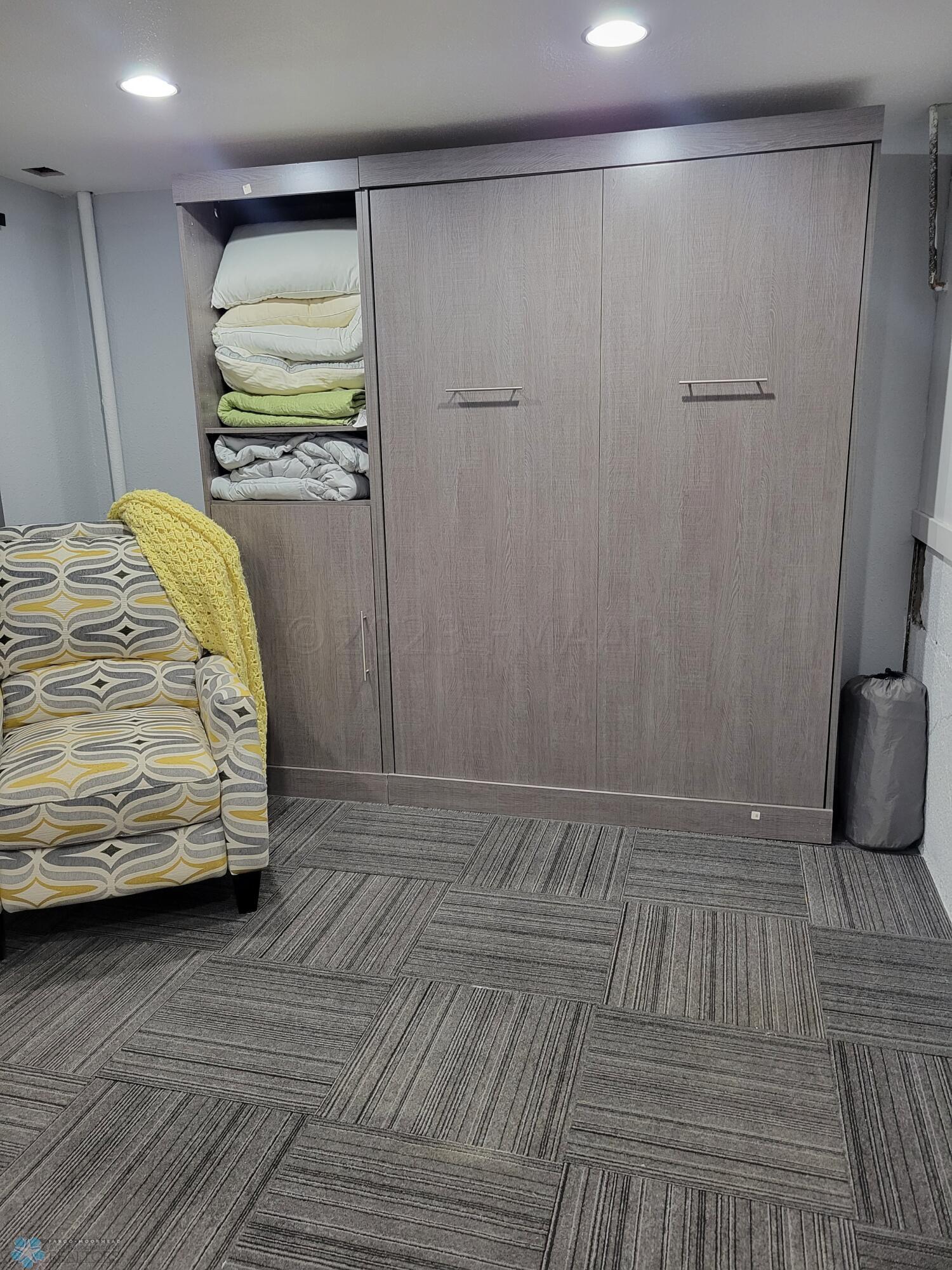 MURPHY BED