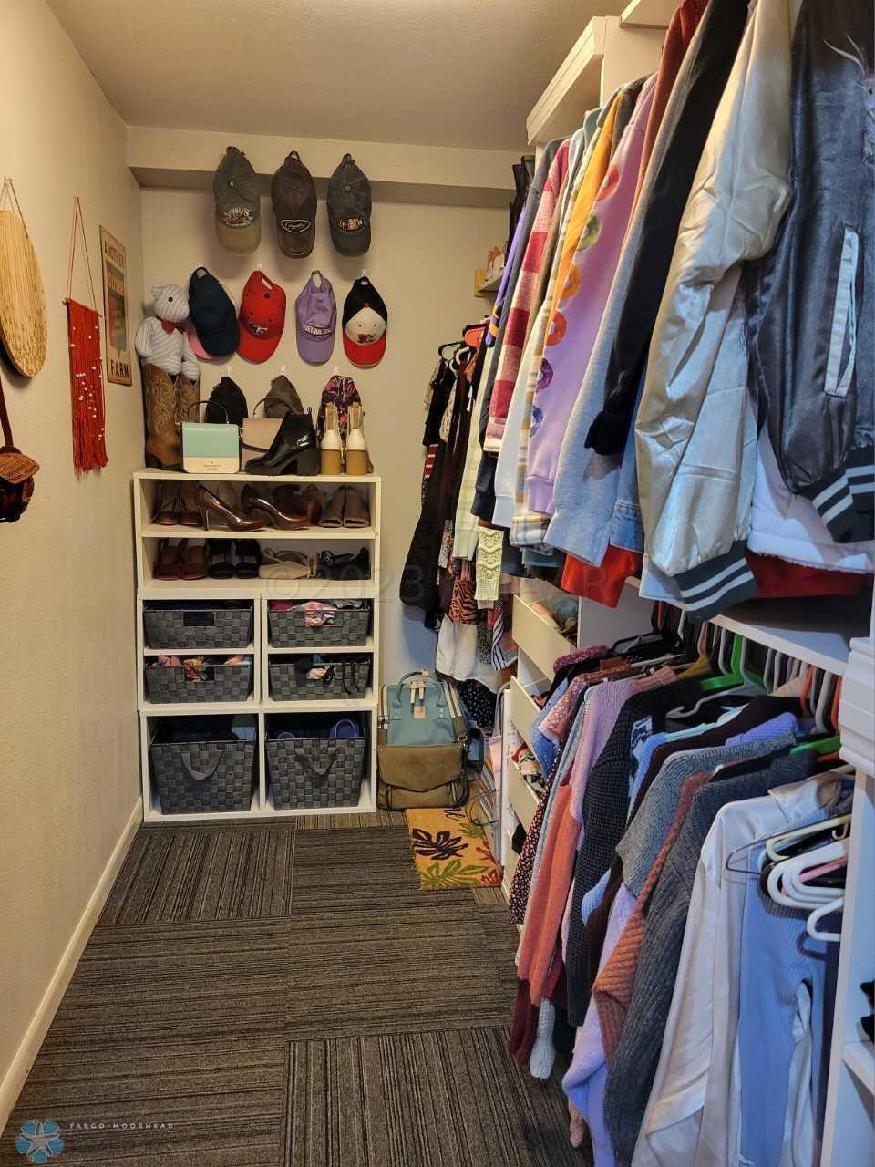 WALK IN CLOSET