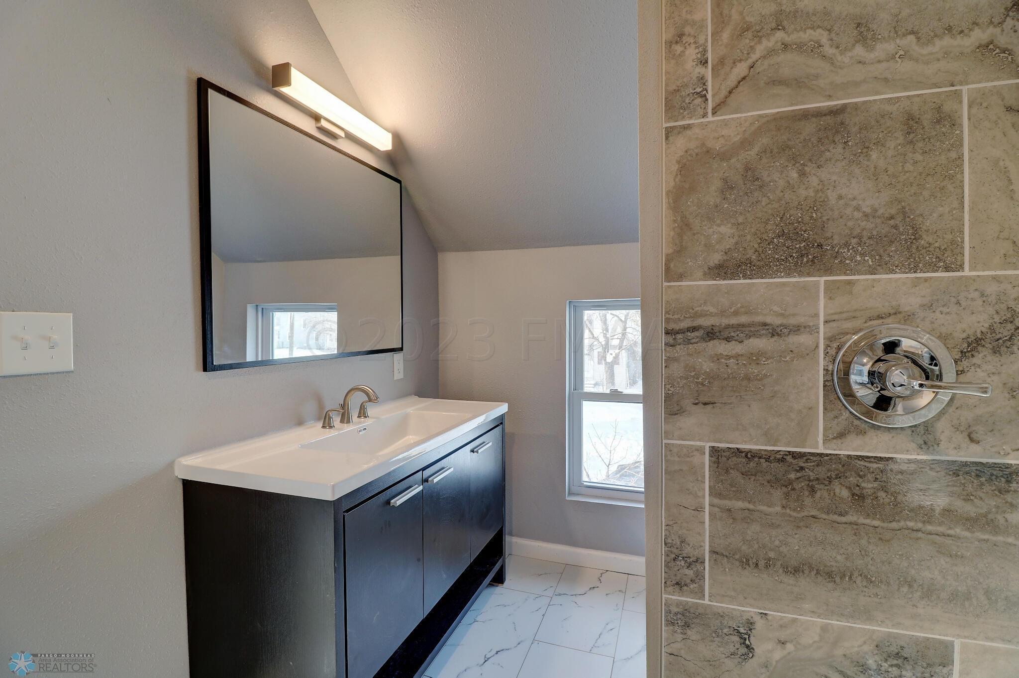Master Bathroom1_3