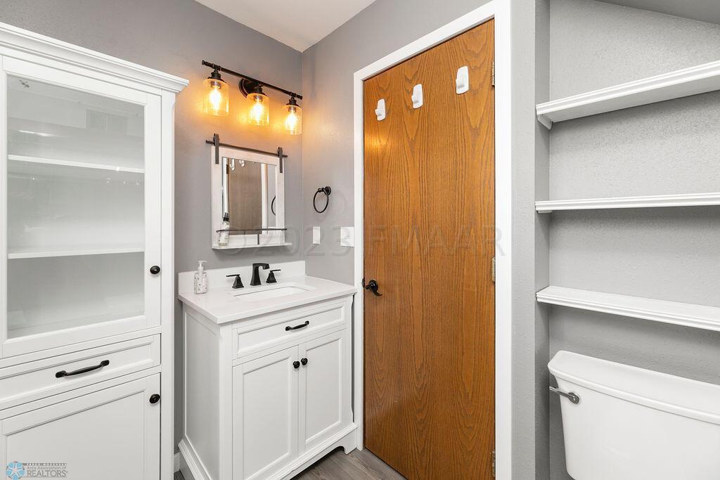 Main level Full Bathroom