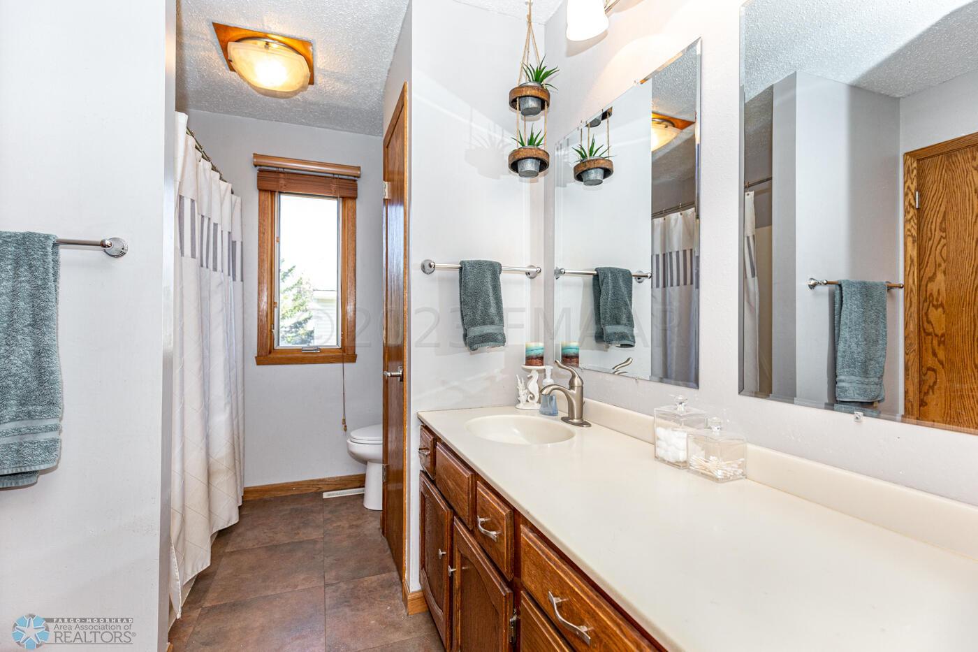 Upper Full Bathroom